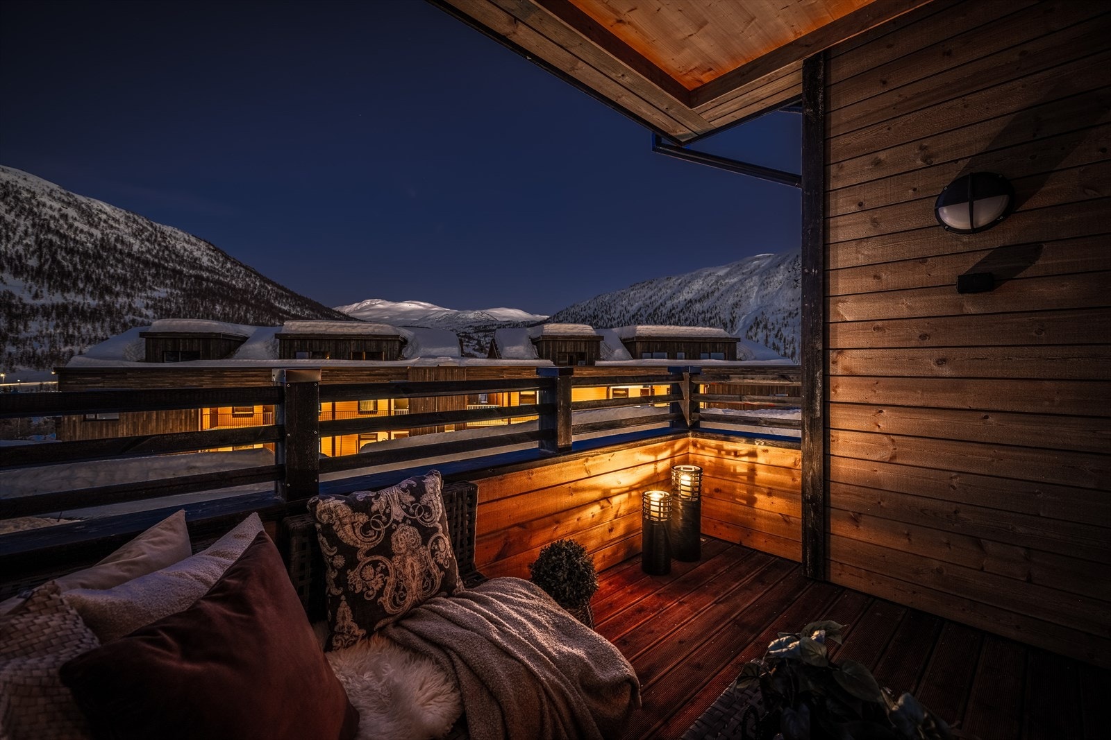 Fra stue/kjøkken er det også utgang til trivelig balkong med pen utsikt over nærområdet (Bilder tatt fra tilsvarende bolig som er speilvendt) Galleribilde