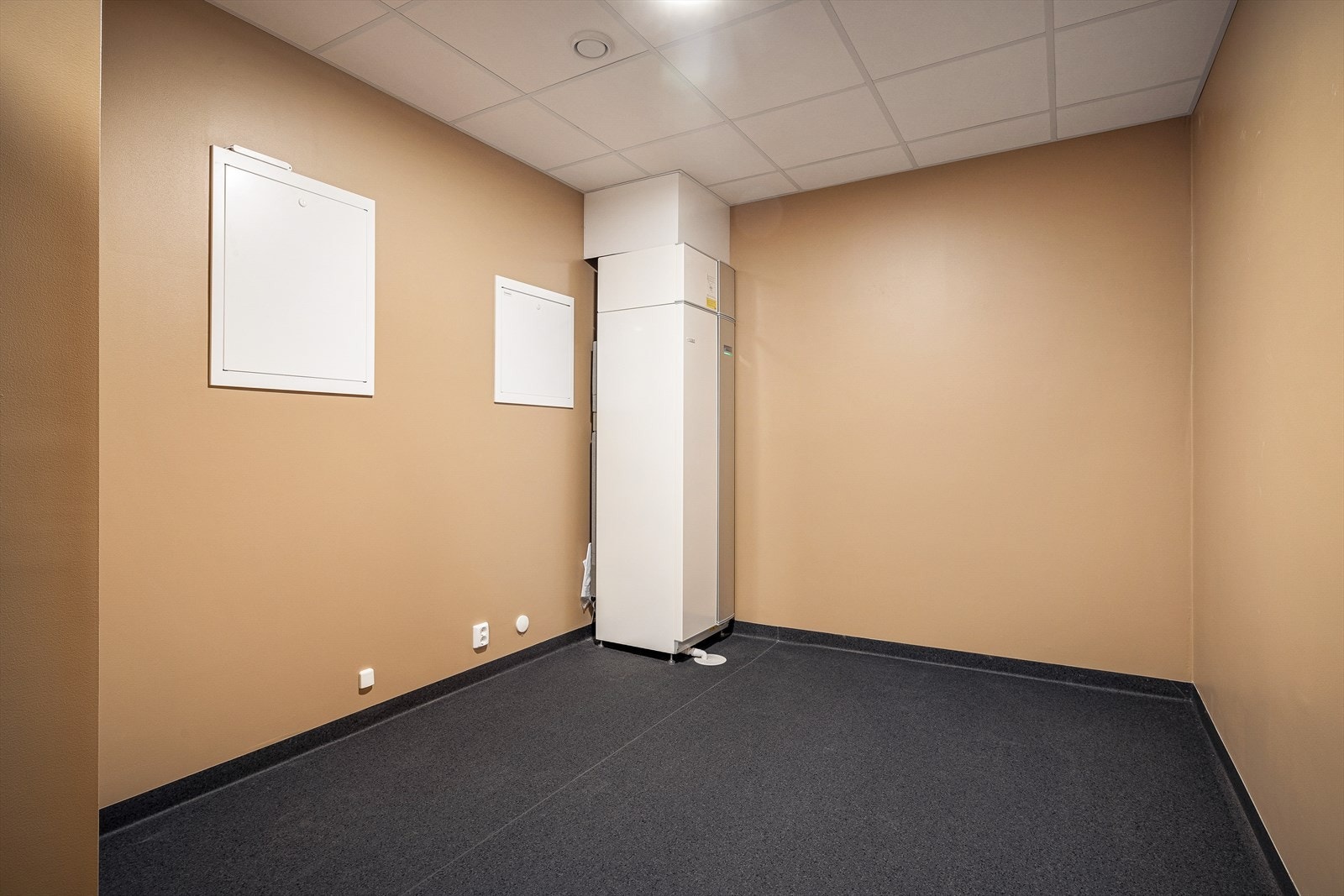 Meget god oppbevaringsplass i bod/teknisk rom ved carporten. Boden er oppvarmet via elektriske varmekabler i gulv (Bilder tatt fra tilsvarende bolig som er speilvendt) Galleribilde