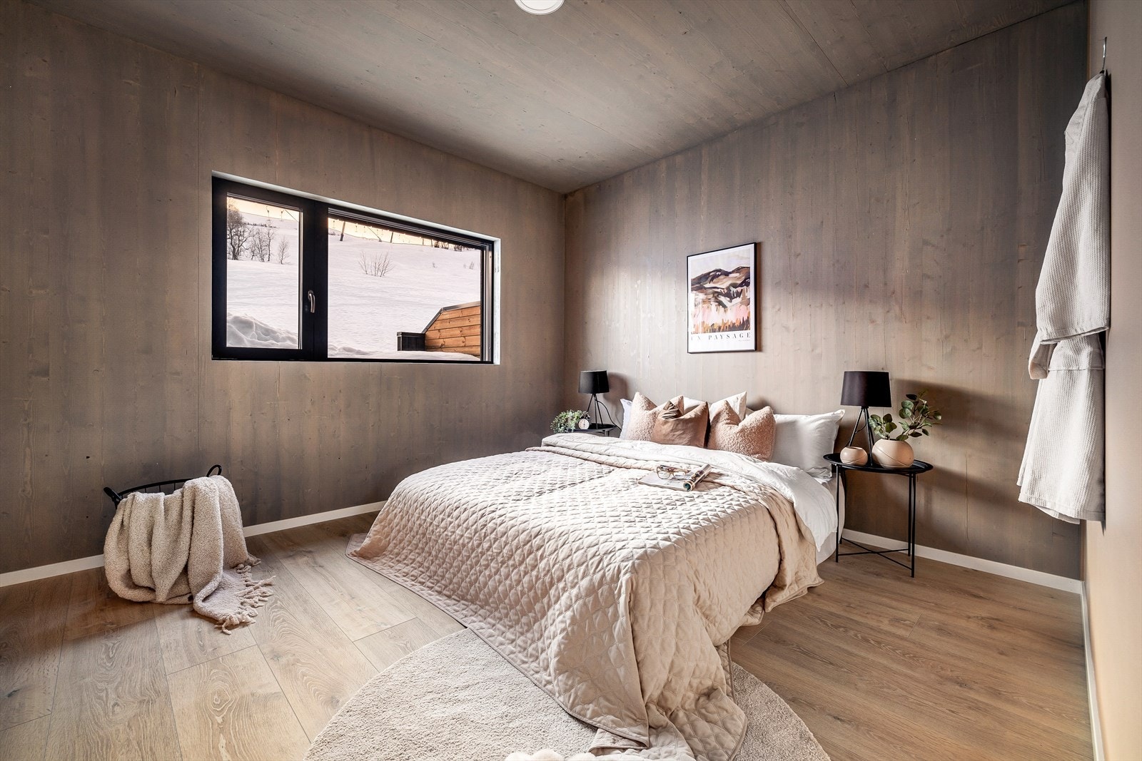 Boligens to resterende soverom ligger i 2.etasje. Soverommene er omtrent like store og har plass til dobbeltsenger eller familiekøyer (Bilder tatt fra tilsvarende bolig som er speilvendt) Galleribilde