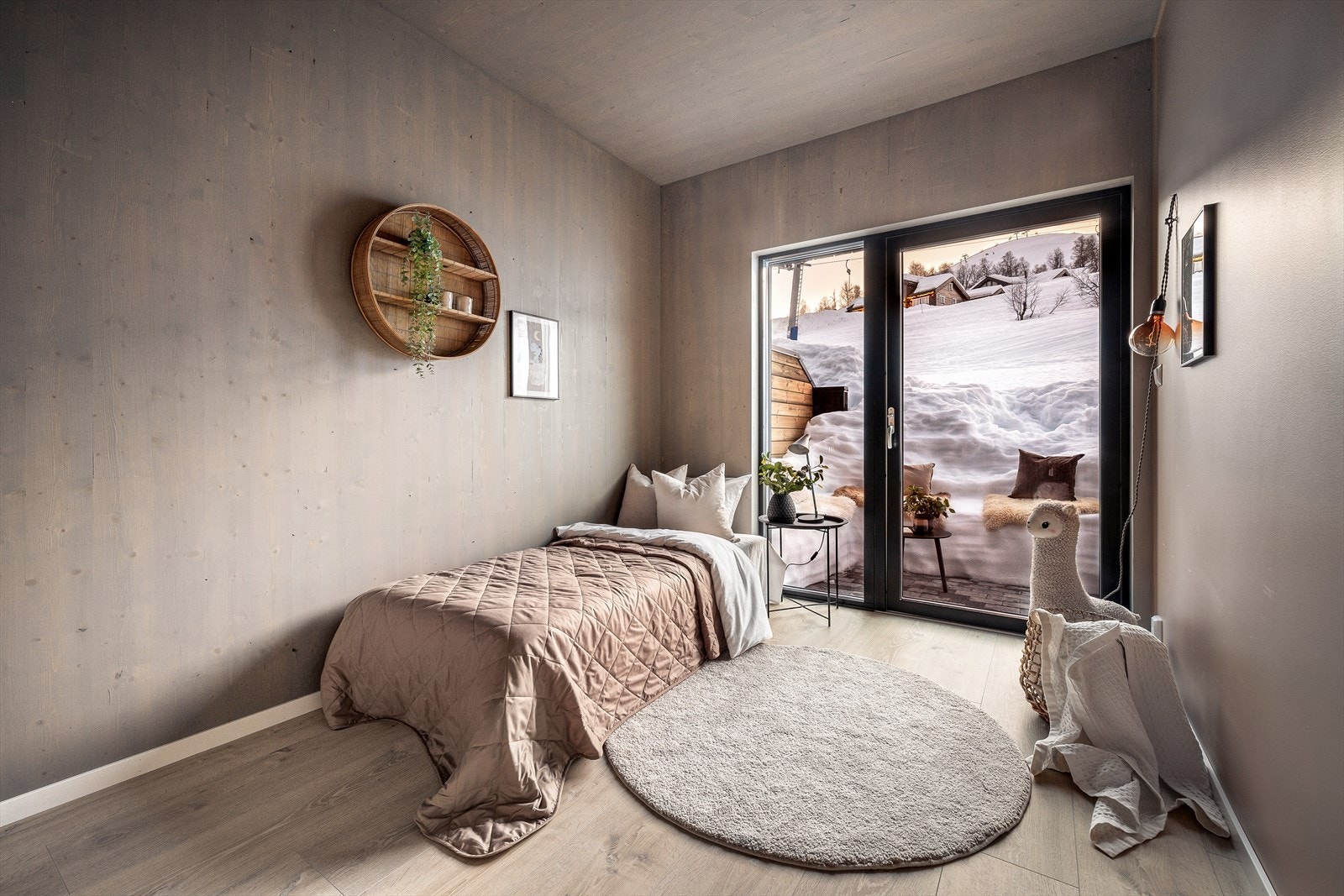 Begge soverom har tilkomst fra gang, og fra ett av soverommene er det tilkomst til uteplass (Bilder tatt fra tilsvarende bolig som er speilvendt) Galleribilde