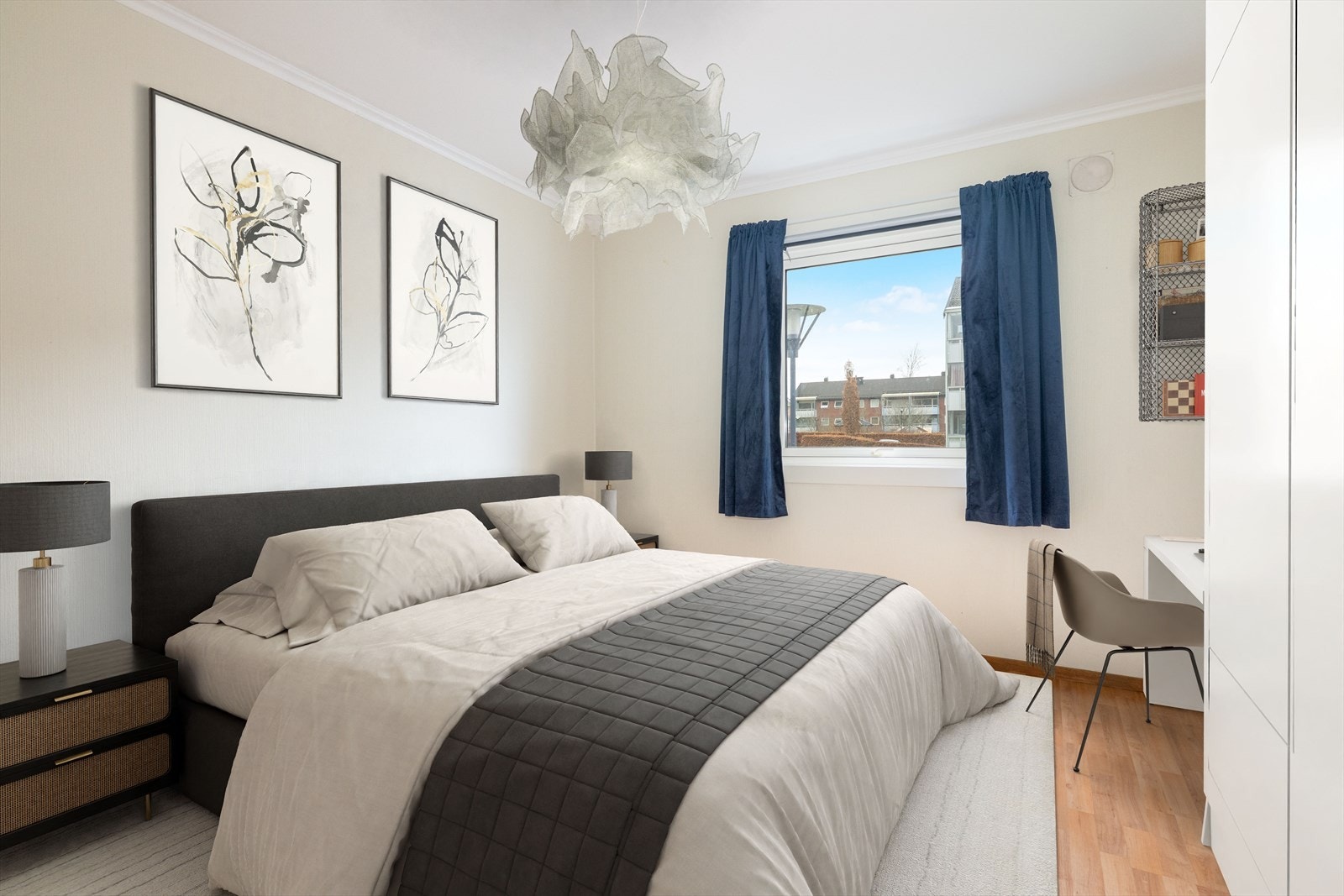 Hovedsoverommet er romslig og har stort, plassbygget garderobeskap for klesoppbevaring. Bildet har digital møblering og er kun en illustrasjon. Galleribilde