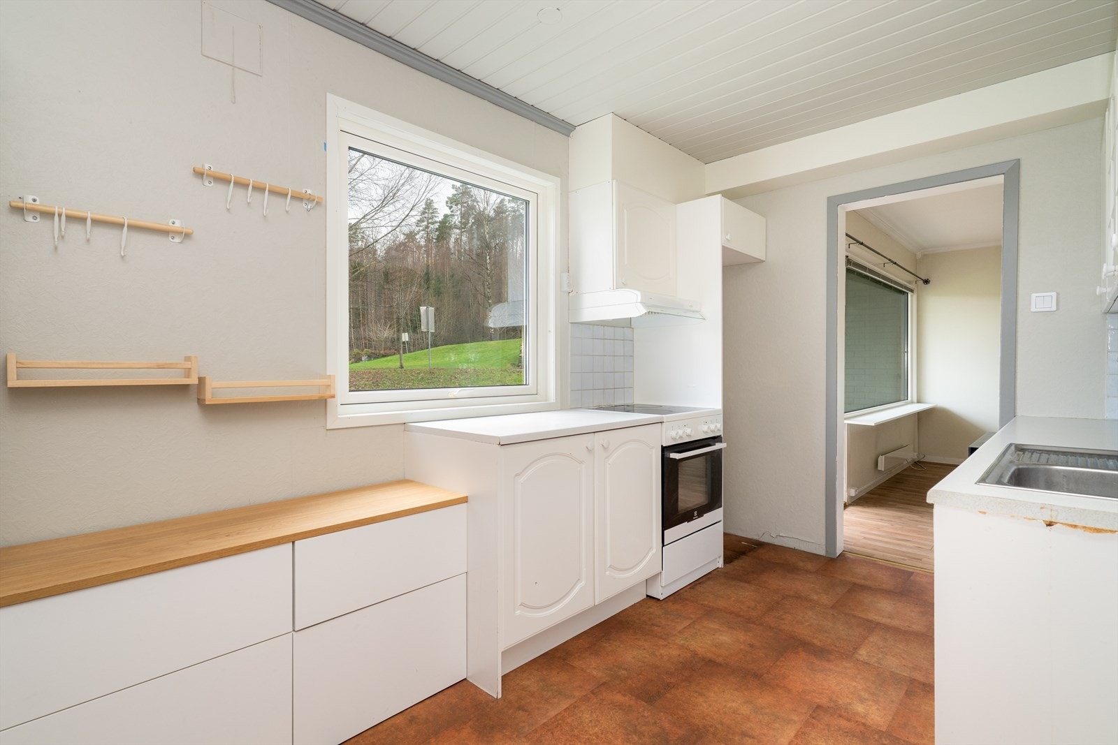 Opplegg for oppvaskmaskin og avsatt plass til frittstående hvitevarer. Det er montert komfyrvakt og Waterguard i regi av borettslaget i 2019. Galleribilde