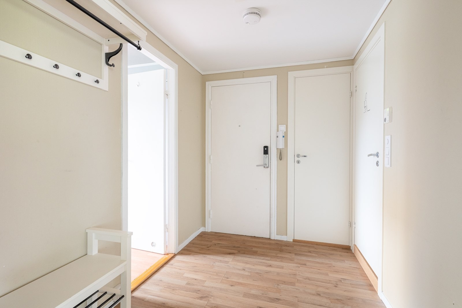 Leiligheten har en lys og romslig entré som ønsker velkommen inn! Her er det fin plass til oppbevaringsmøblement for sko- og yttertøy. Galleribilde