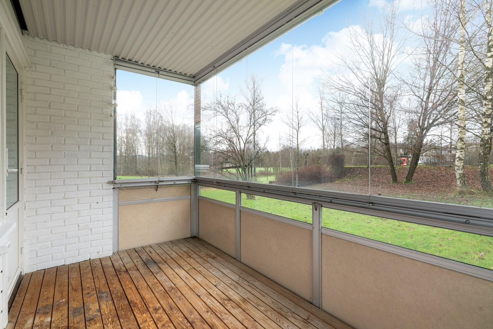 Her er det fin plass til utemøbler, impregnerte terrassebord på gulvet og praktiske foldevinduer som enkelt kan åpnes og lukkes etter eget ønske. Galleribilde