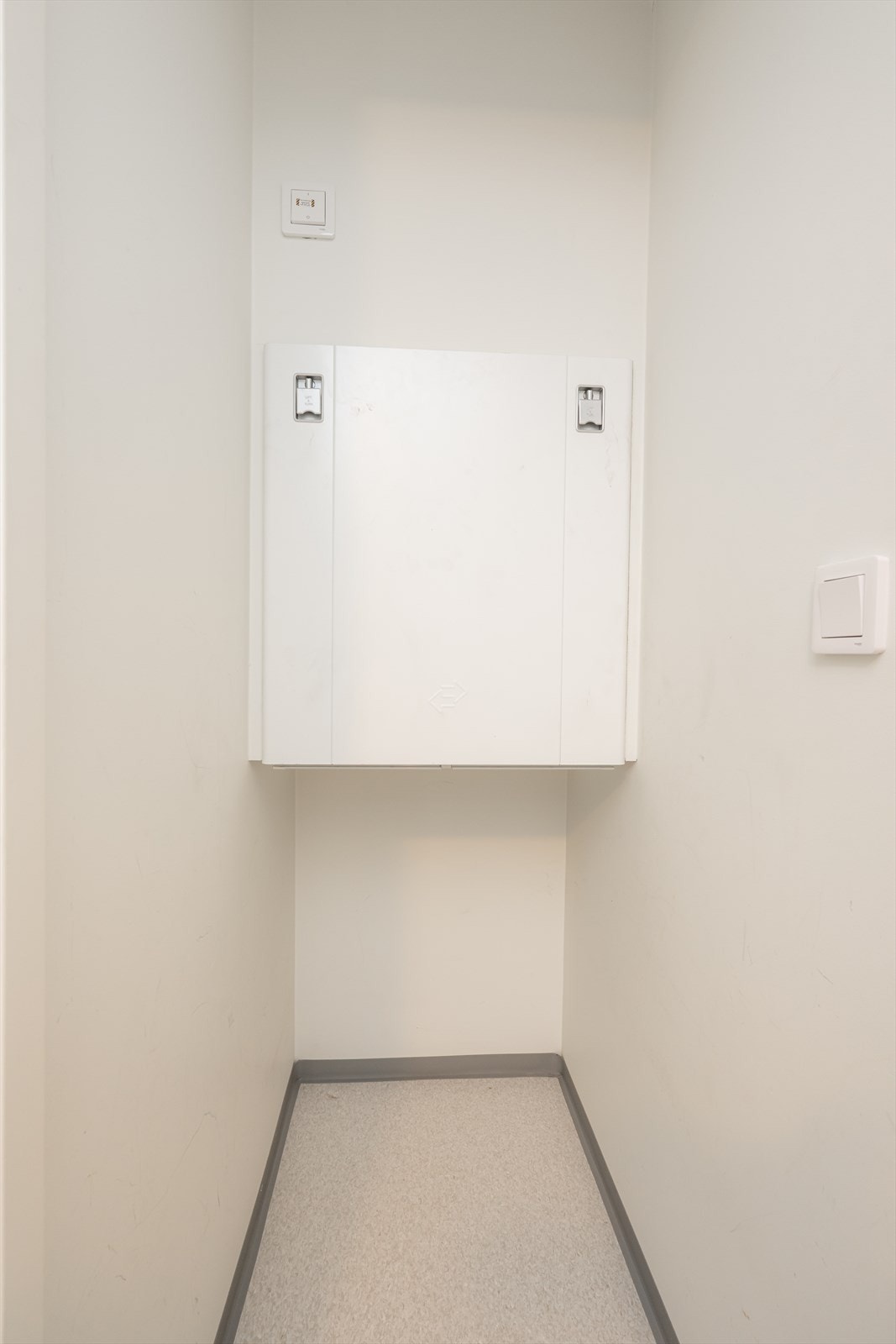 Liten innvendig bod/teknisk rom hvor enhet for balansert ventilasjon er montert. Leiligheten disponerer i tillegg to boder i kjeller og én bod på loft. Galleribilde