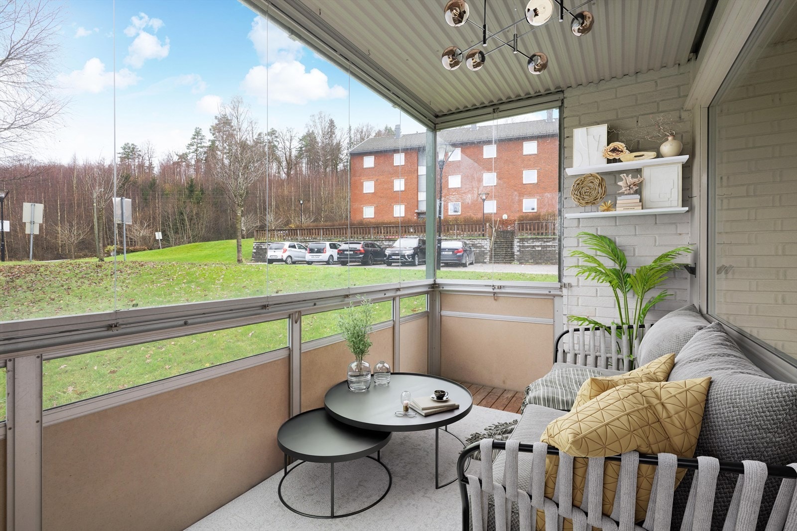 Leiligheten er gjennomgående og innehar en praktisk planløsning, med solrik og innglasset balkong mot syd. Digital møblering, kun en illustrasjon. Galleribilde