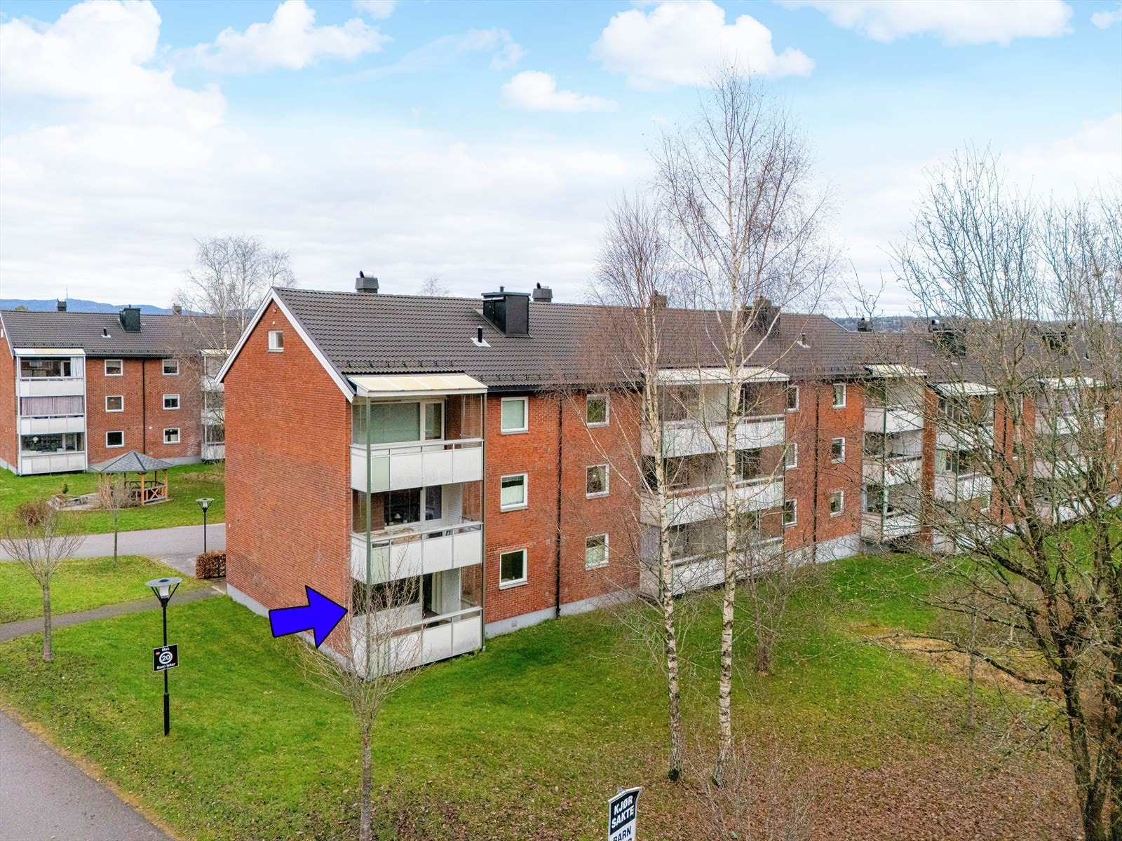 Leiligheten har en fin og sentral beliggenhet, i et rolig og godt borettslag på Kongerød. Området er barnevennlig, med nærhet til barnehager og skoler. Galleribilde