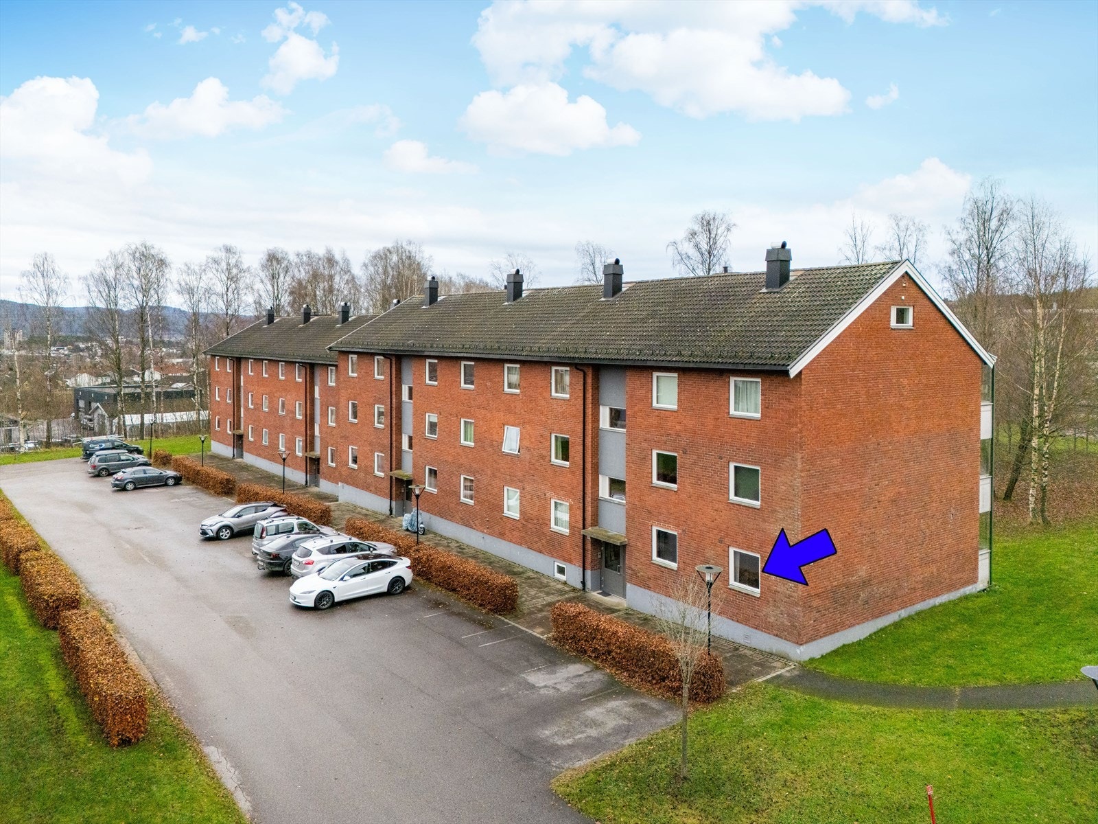 Tomten er pent opparbeidet med store, felles grøntarealer og diverse beplantning. Borettslaget har gjesteparkering og 5 ladestasjoner for elbil. Galleribilde