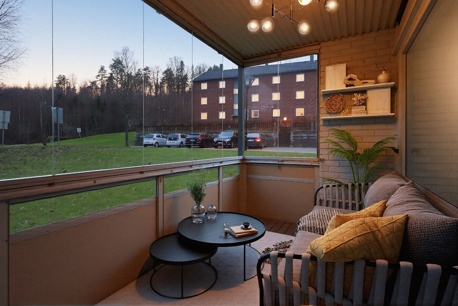 Leiligheten har en solrik, innglasset balkong mot syd. Digital møblering, kun en illustrasjon. Bildet er redigert for å fremheve stemningen på kveldstid. Faktiske lysforhold kan variere. Galleribilde