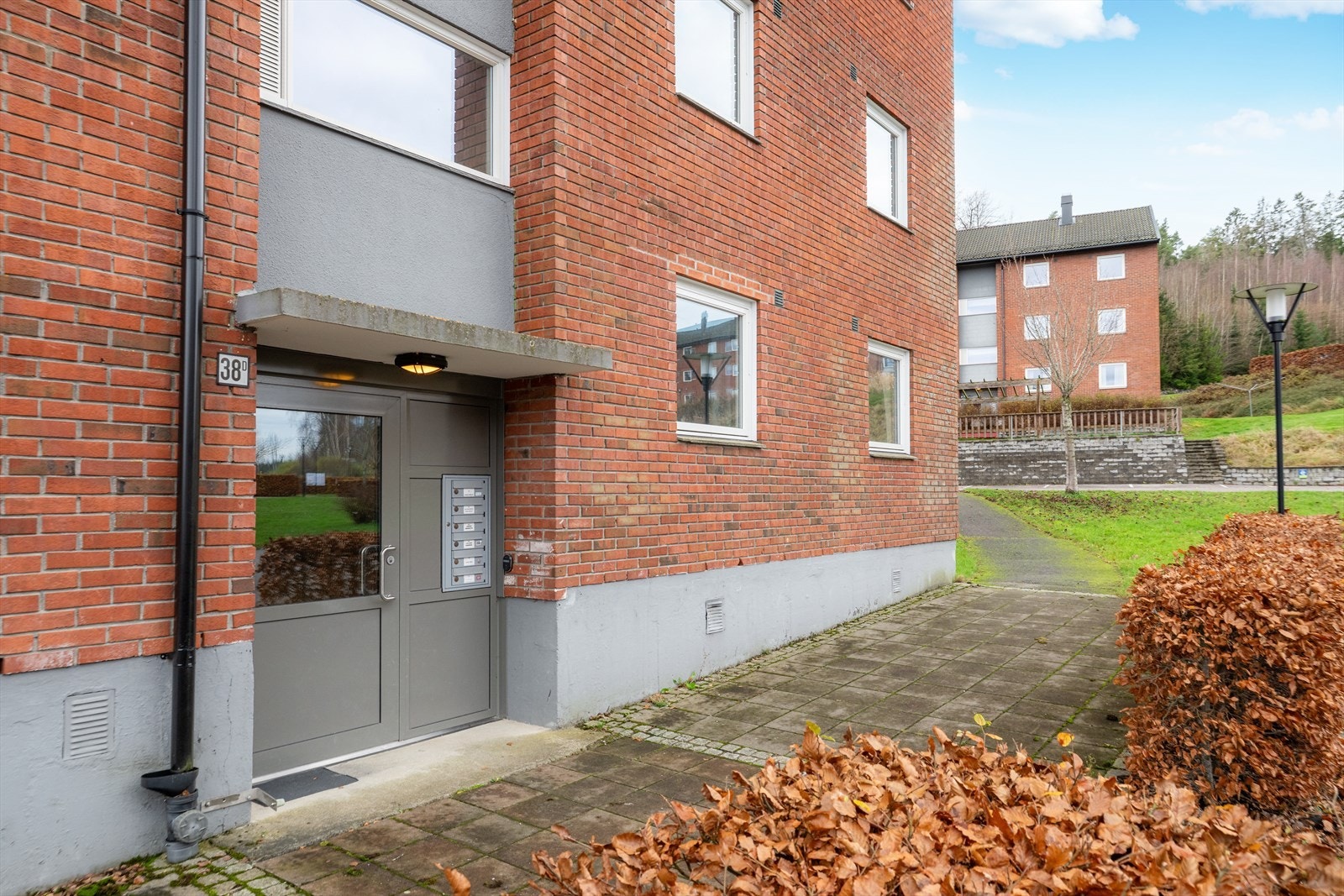 Leiligheten har praktisk porttelefon, som gjør det enkelt å slippe inn besøkende. Det er én oppmerket parkeringsplass tilhørende hver boenhet. Galleribilde