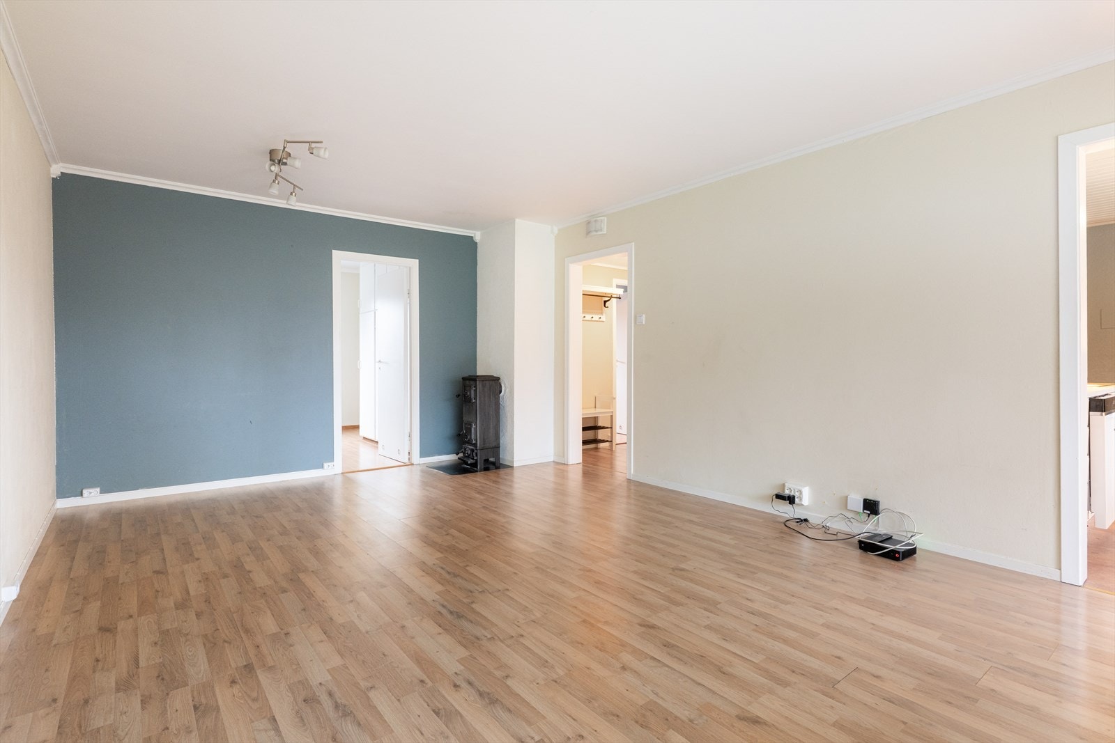 God plass til både sofagruppe og spisestue, samt eldre vedovn som sørger for lun og god varme. Kabel tv og bredbånd fra Telenor Norge AS er inkl. i felleskostnadene. Galleribilde