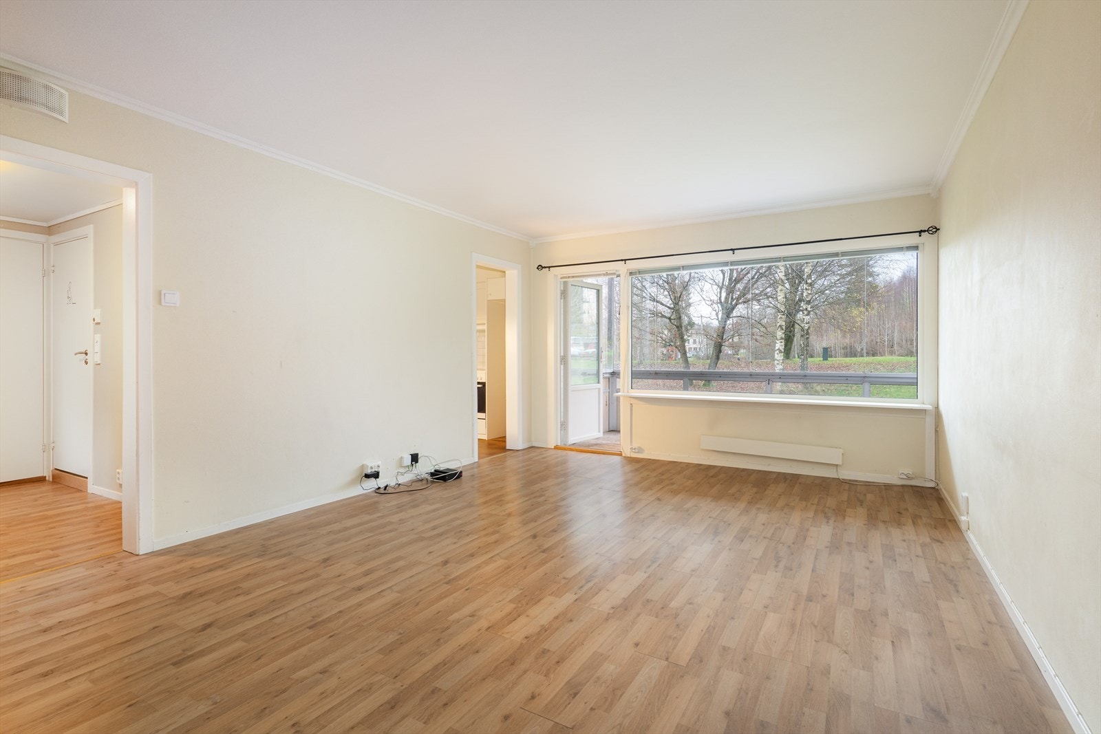 Lys og romslig stue med stort vindu og utgang til en solrik, innglasset balkong mot syd. Vinduer og balkongdør er byttet i regi av borettslaget i 2012. Galleribilde