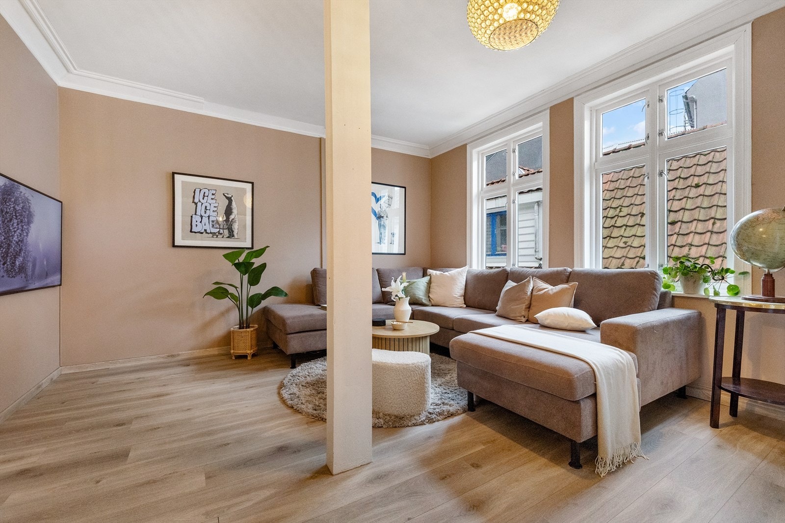 Boligens hoveddel ble vesentlig oppgradert i 2021 med nye gulv og overflater. Galleribilde