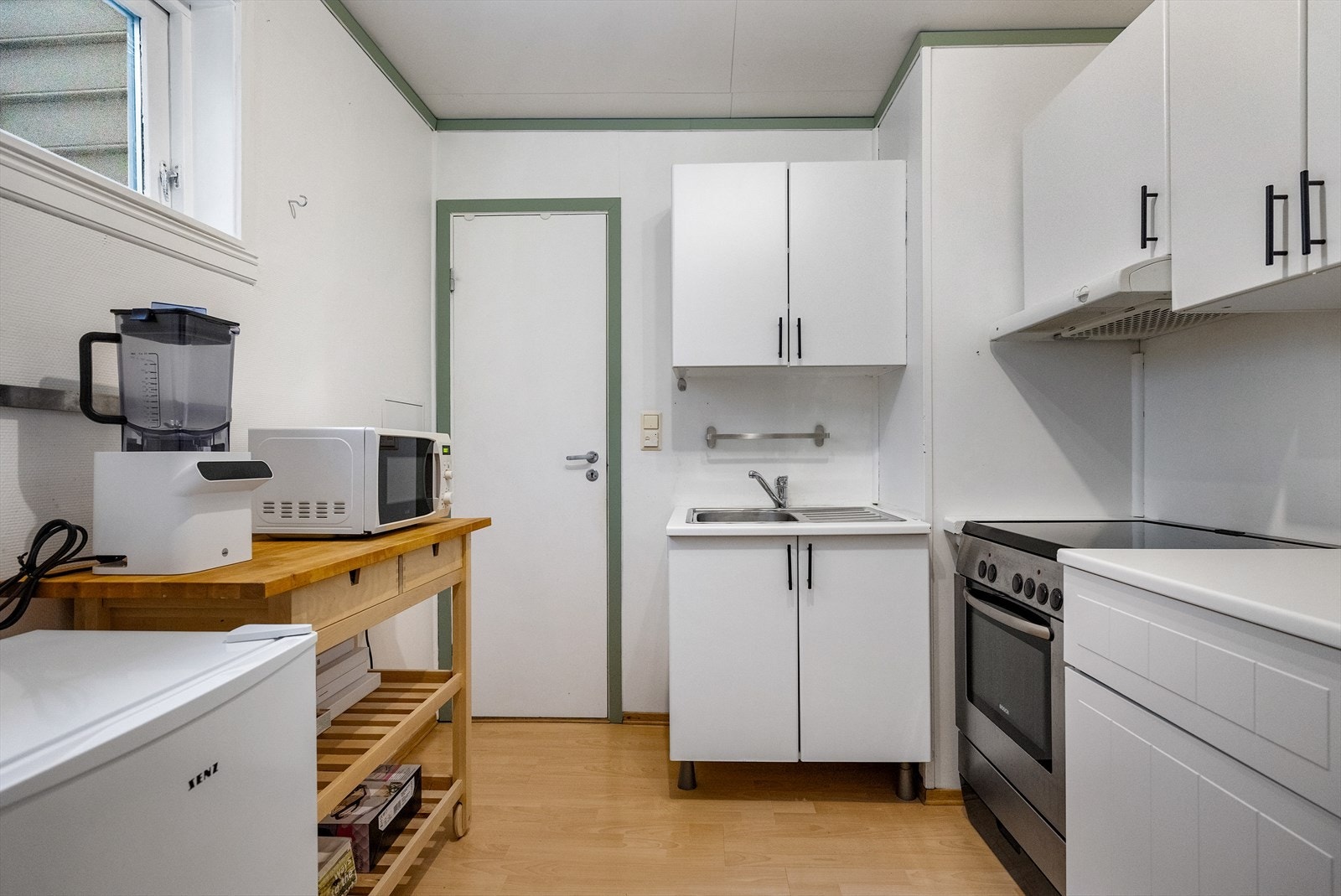 Boligen har to utleiedeler i første etasje som til sammen har leieinntekter på kr 22 000,- i mnd. Galleribilde