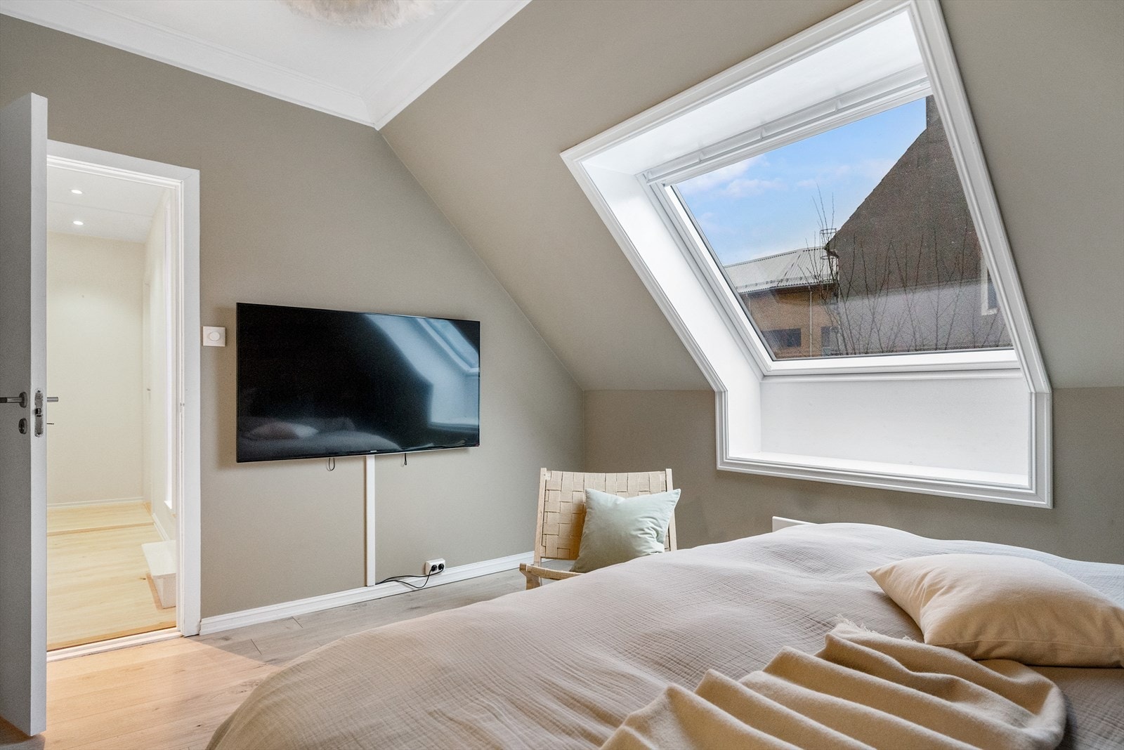 Boligens hoveddel har gjennomgående gode og tidsriktige fargevalg. Galleribilde