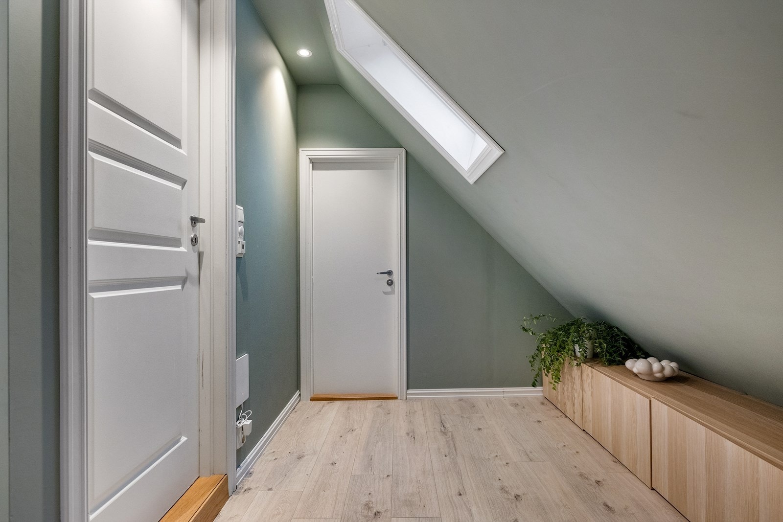 Mellomgang med tilkomst til hoveddelens andre bad. Galleribilde