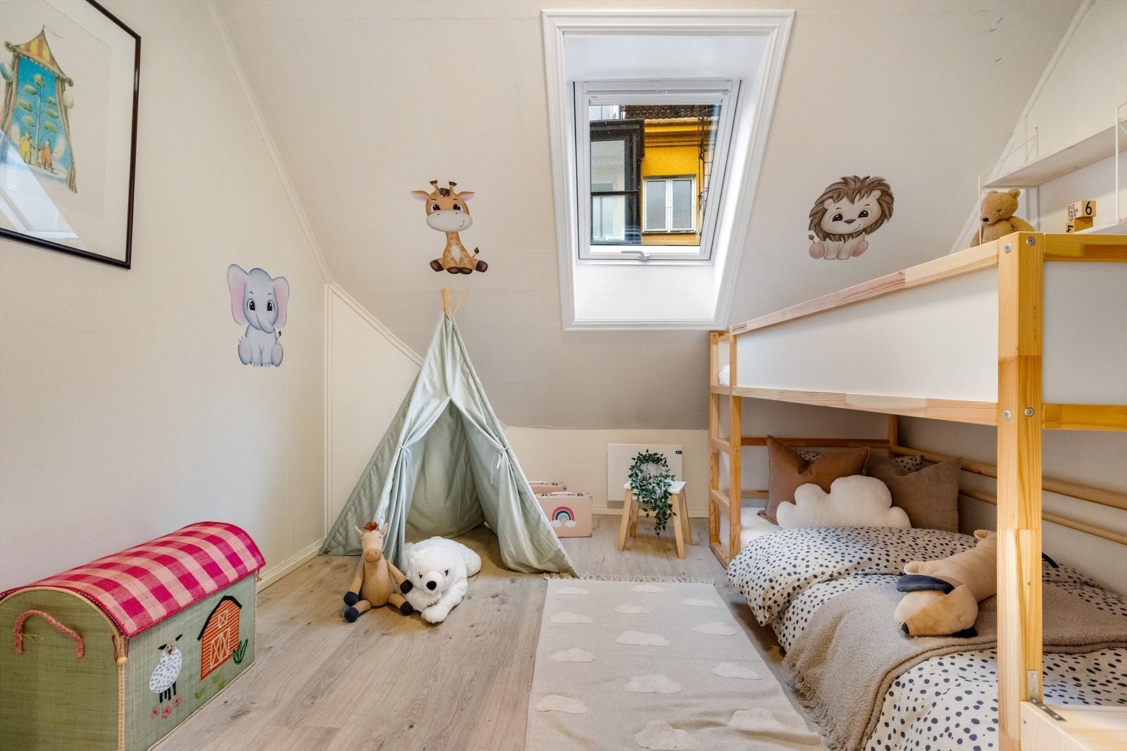 Etasjens andre soverom er på 10 kvm. Galleribilde