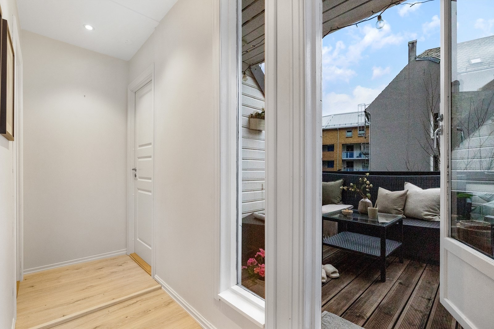 Fra gangen er det utgang til en koselig og solrik takterrasse på 6 kvm. Galleribilde