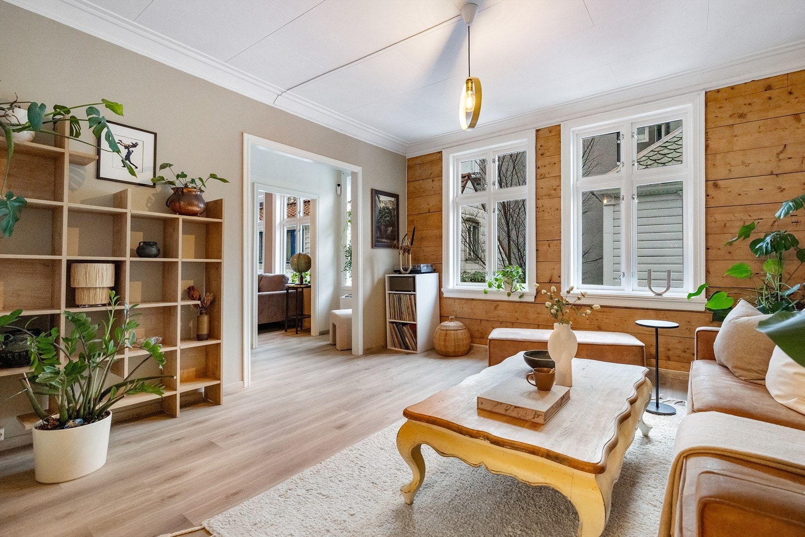 Hoveddel har hele to stuer, spisestue og kjøkken med flotte originale detaljer som laftevegg. Galleribilde