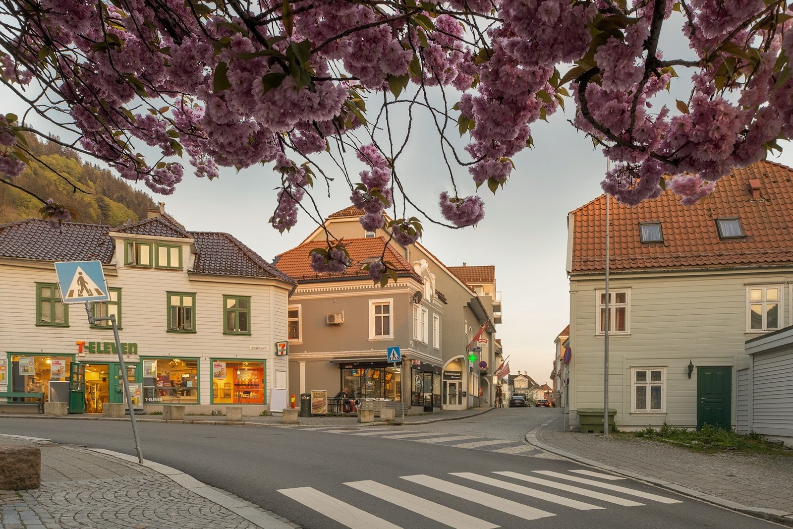 Støletorget er kun få meter fra boligen med koselige kafeer og Meny. Galleribilde