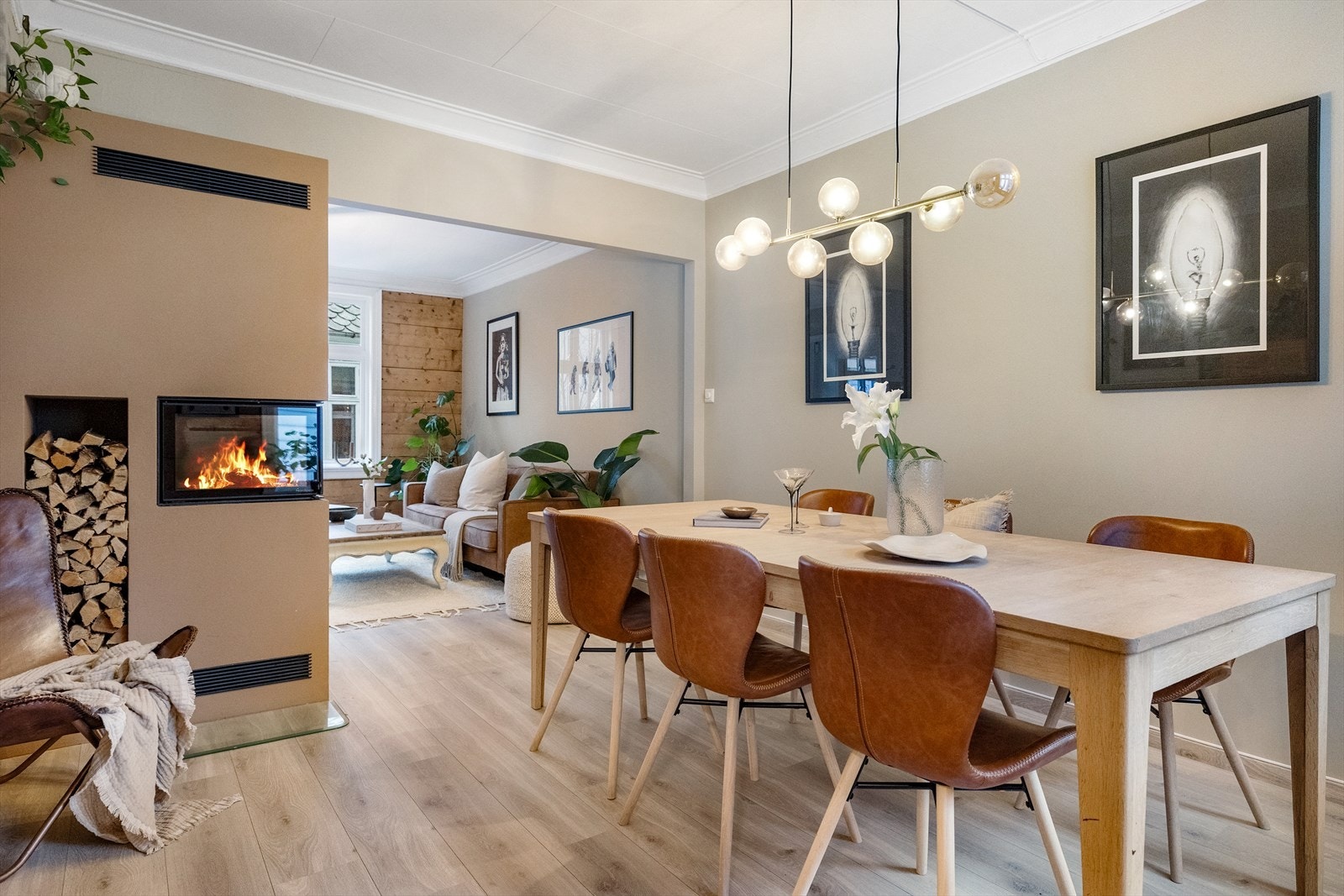 Romslig spisestue med plass til både venner og familie. Galleribilde