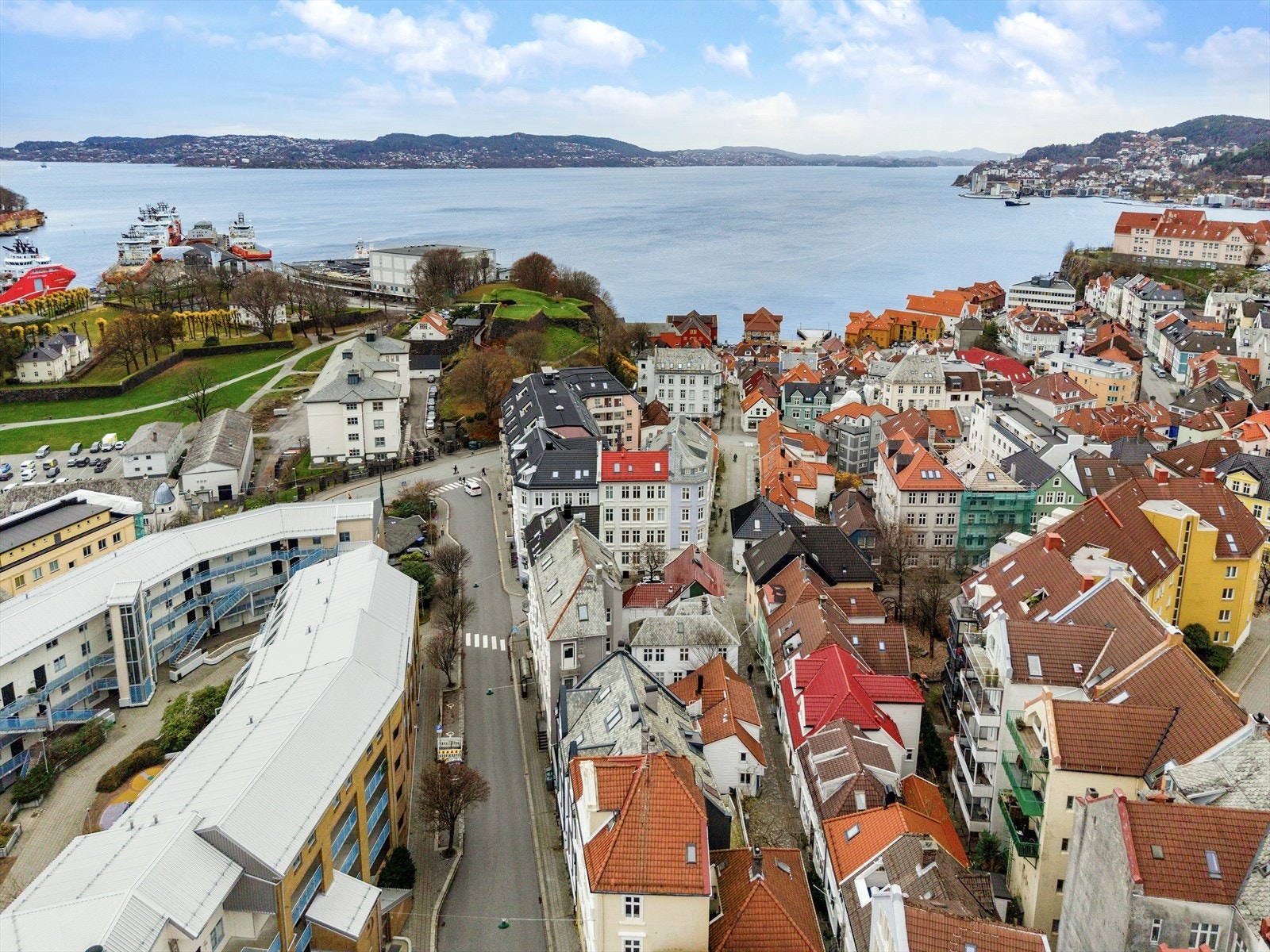 Boligen ligger attraktivt til i rolig gate i vakre Sandviken med kort avstand til sjø og sentrum. Galleribilde