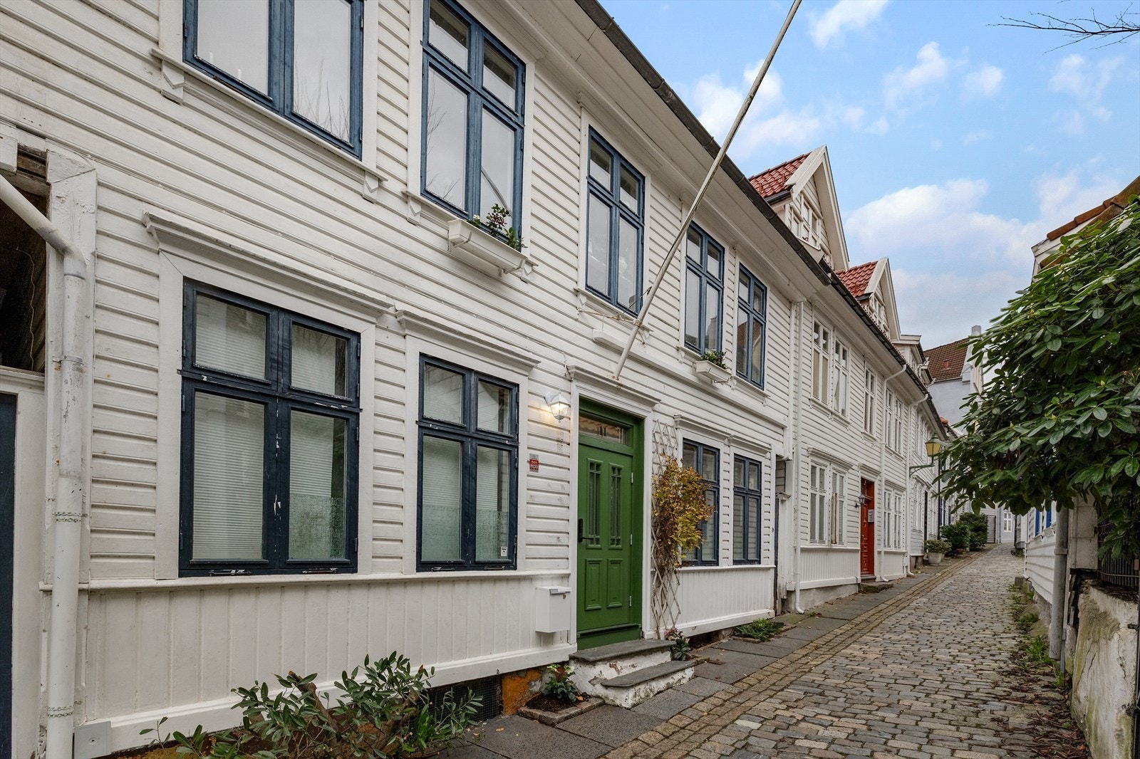 Boligen ligger i et svært koselig smau med sjarmerende bergenshus. Galleribilde