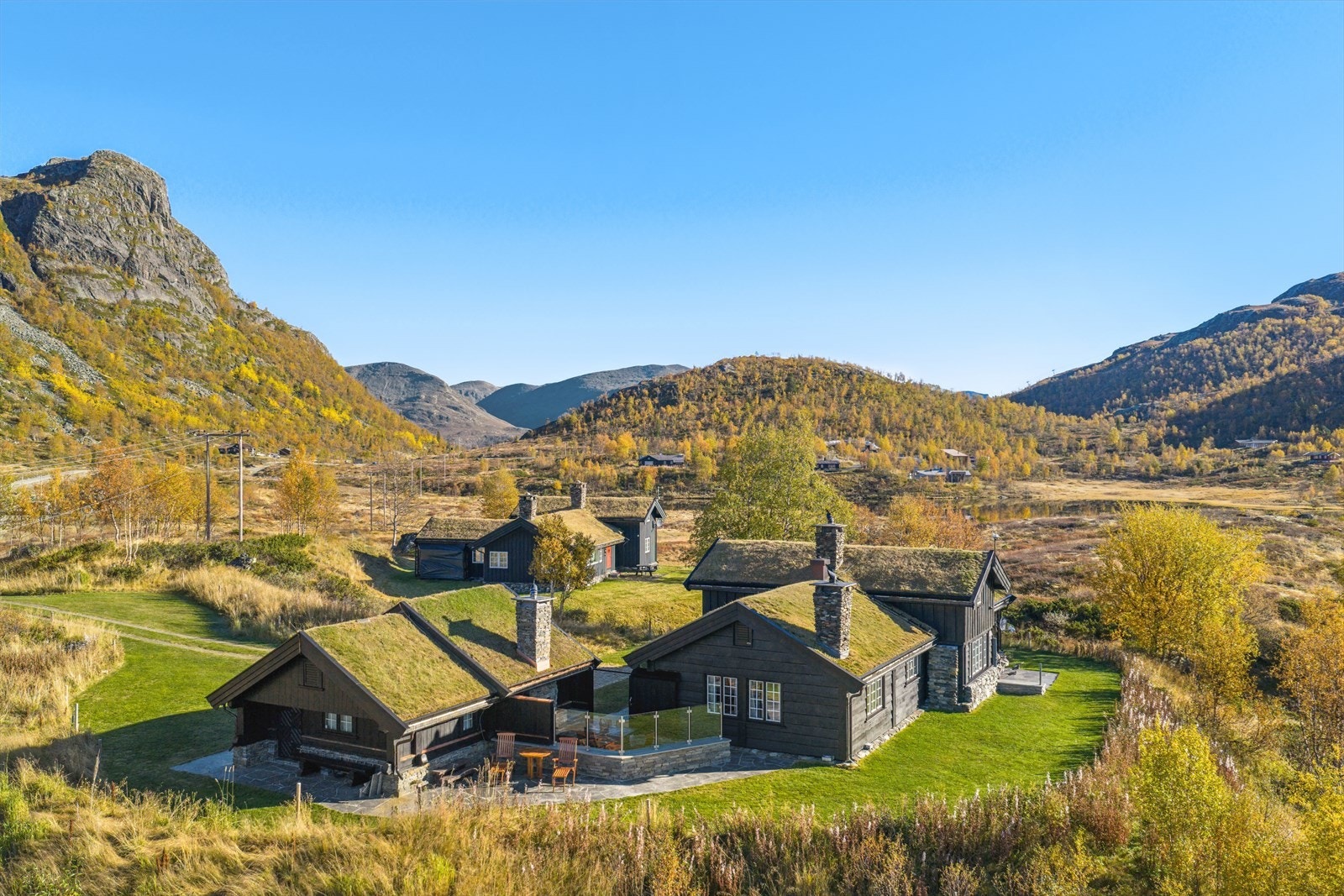 Flat og bruksvennlig tomt tilbaketrukket fra veien Galleribilde