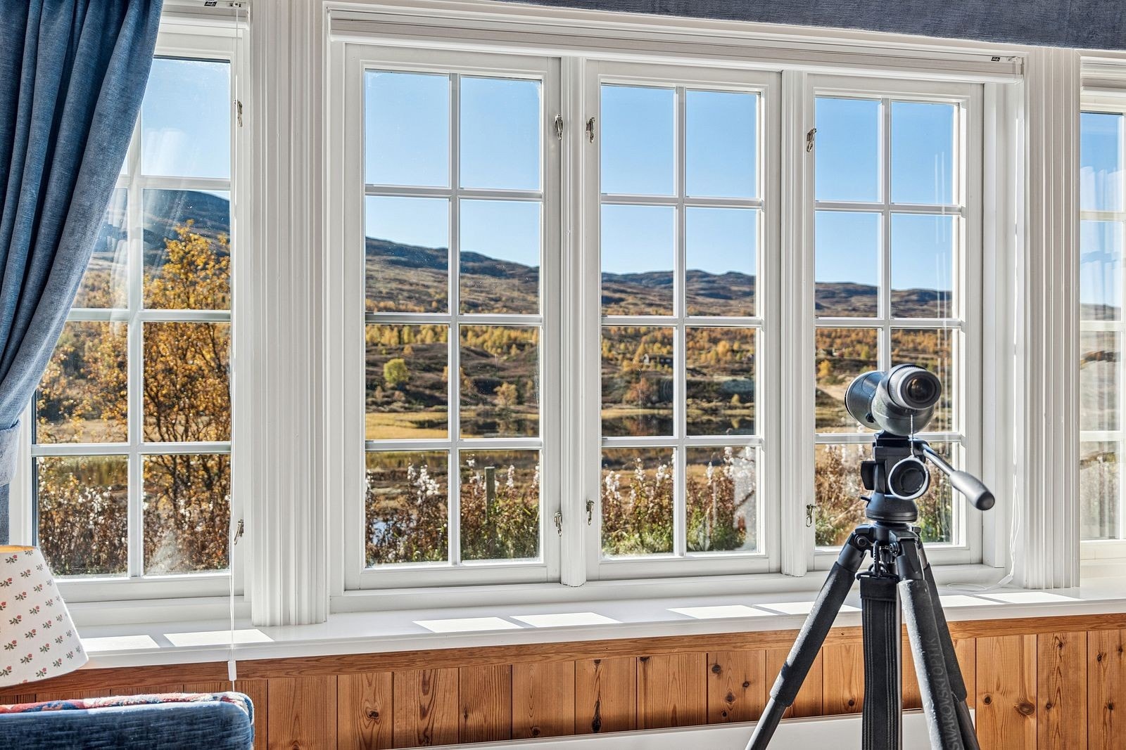 Flott utsikt til fjellheimen Galleribilde