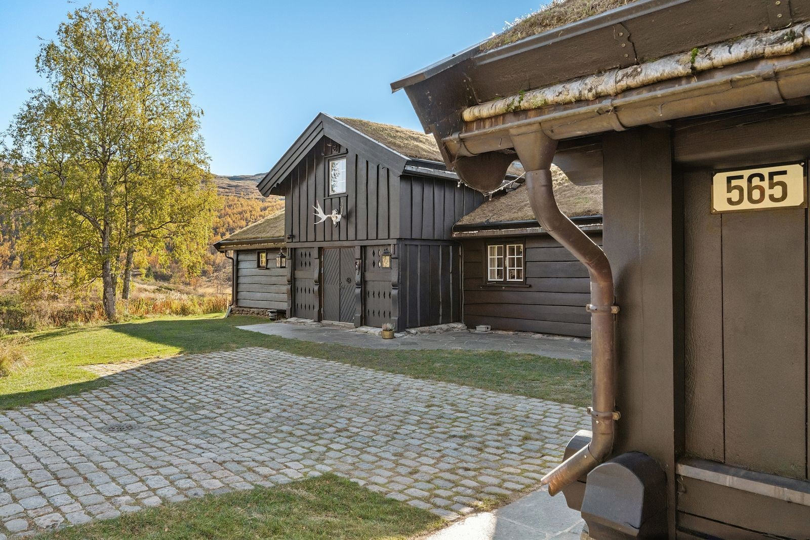 Fin gårdsplass direkte til inngang og garasje Galleribilde