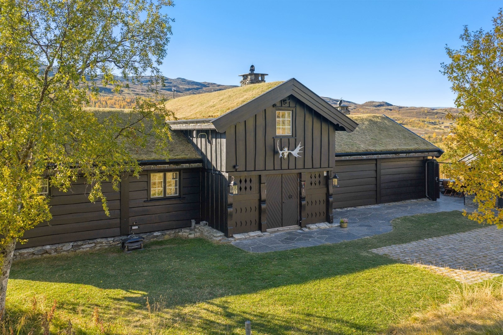 Idyllisk gårdstun Galleribilde