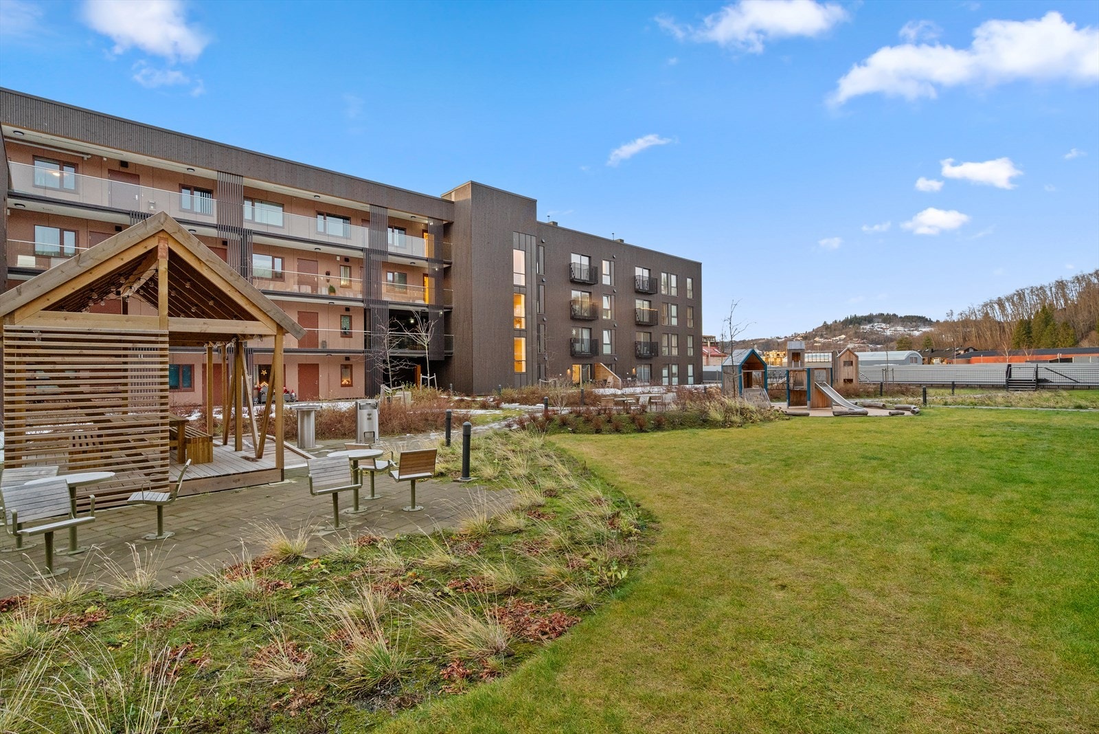 I kort gange fra leiligheten har du godt kollektivtilbud med buss og tog, som gjør at du ikke er avhengig av bil og lettere kan forflytter deg til bl.a. Trondheim, Værnes, etc Galleribilde