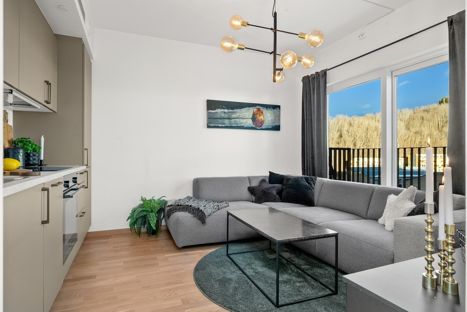 Dette er en arealeffektiv leilighet med et romslig soverom med skyvedørsgarderobe, flislagt bad med opplegg for vaskemaskin, gang og stue/kjøkken med HTH-kjøkken og utgang til fransk balkong. Galleribilde