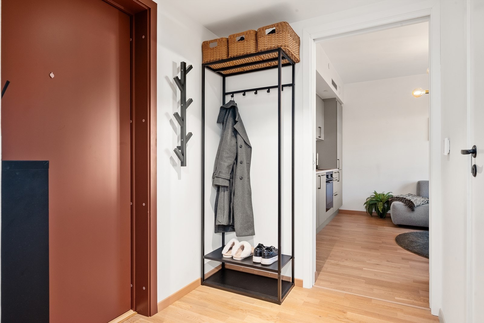 Parkett på gulv og malt overflate på vegger og i himling. Galleribilde