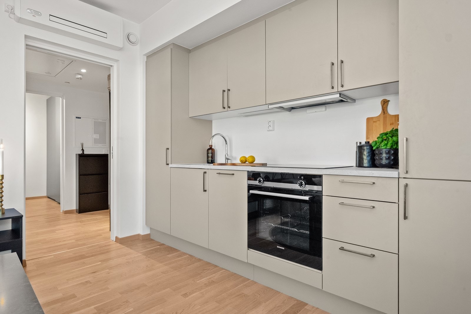 Innredning med mekanisk avtrekksvifte over stekesonen. Det er integrert kjøl/fryseskap, stekovn, platetopp og oppvaskmaskin. Galleribilde