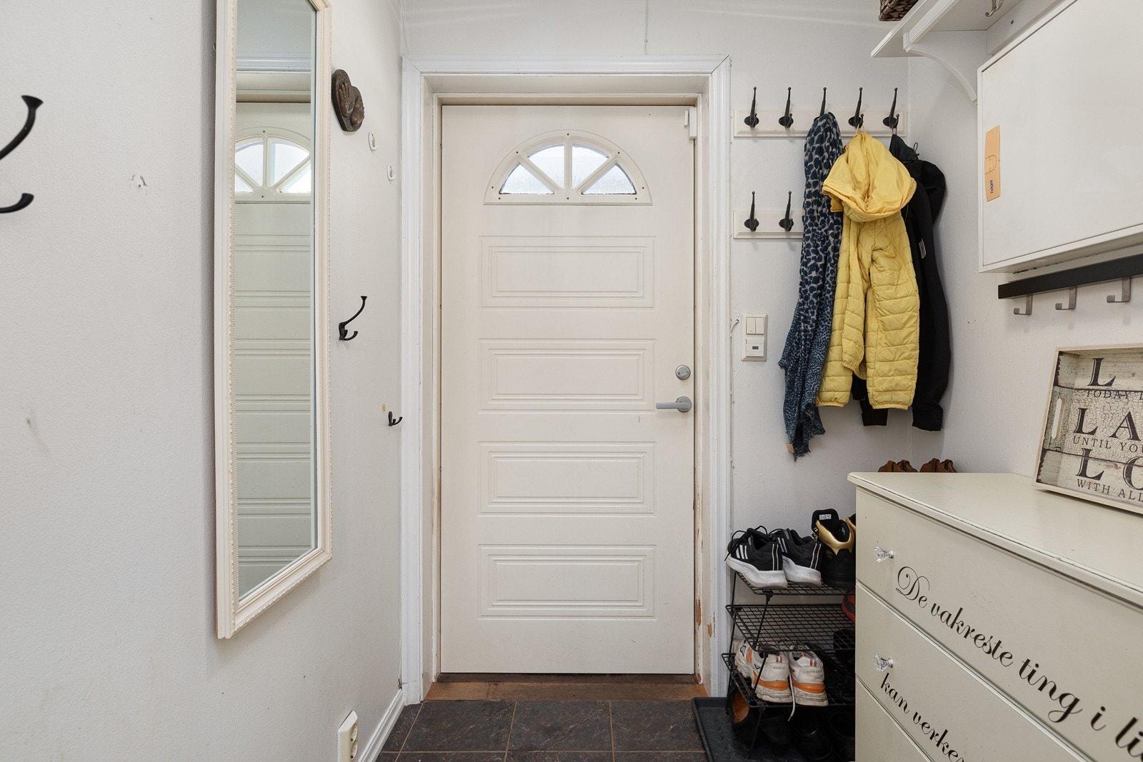 Velkommen inn! Her har du plass til å henge frå deg ytterklede og setje frå deg sko. Galleribilde