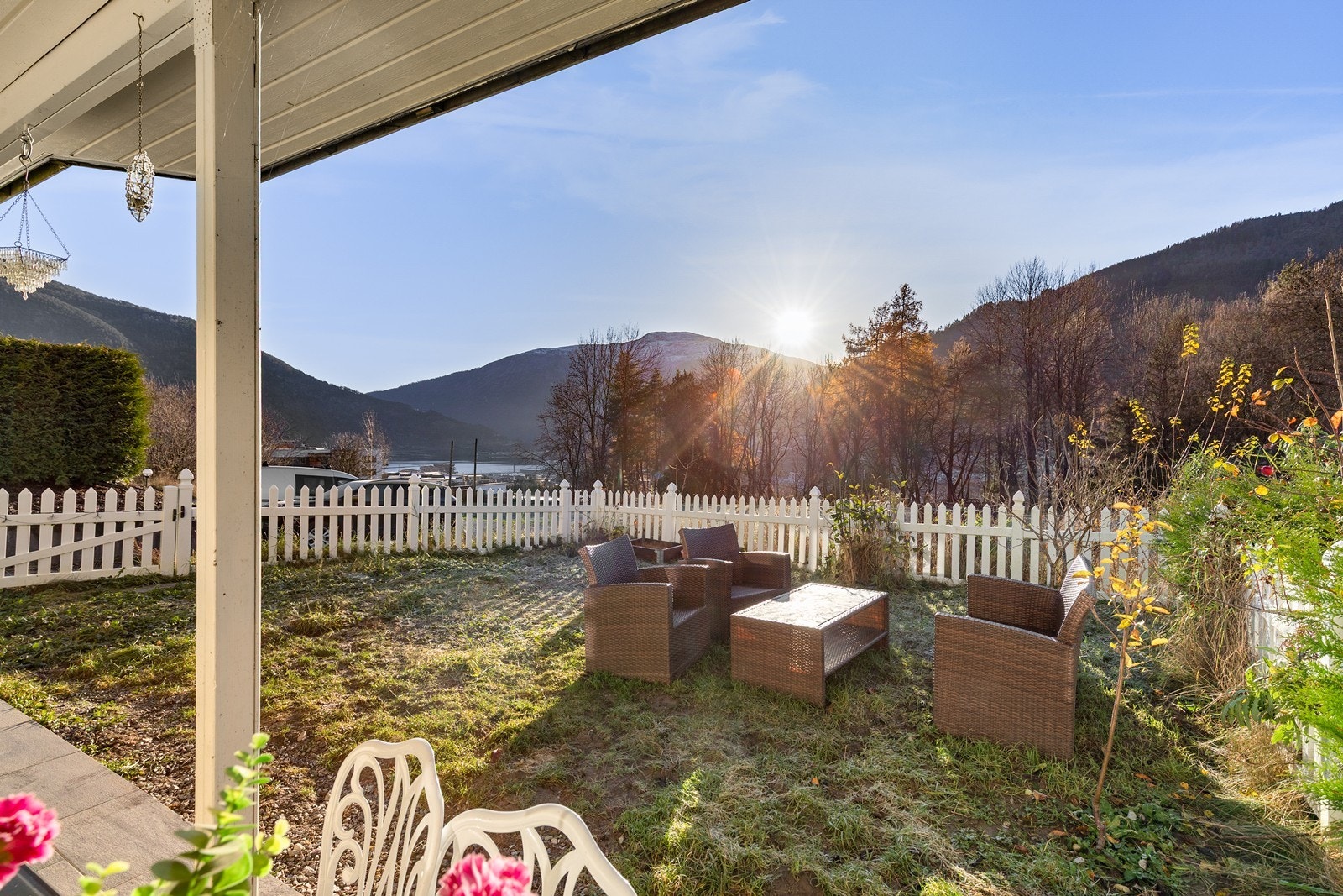 I hagen kan ein nyte utsikt og koselege sommarkveldar. Galleribilde