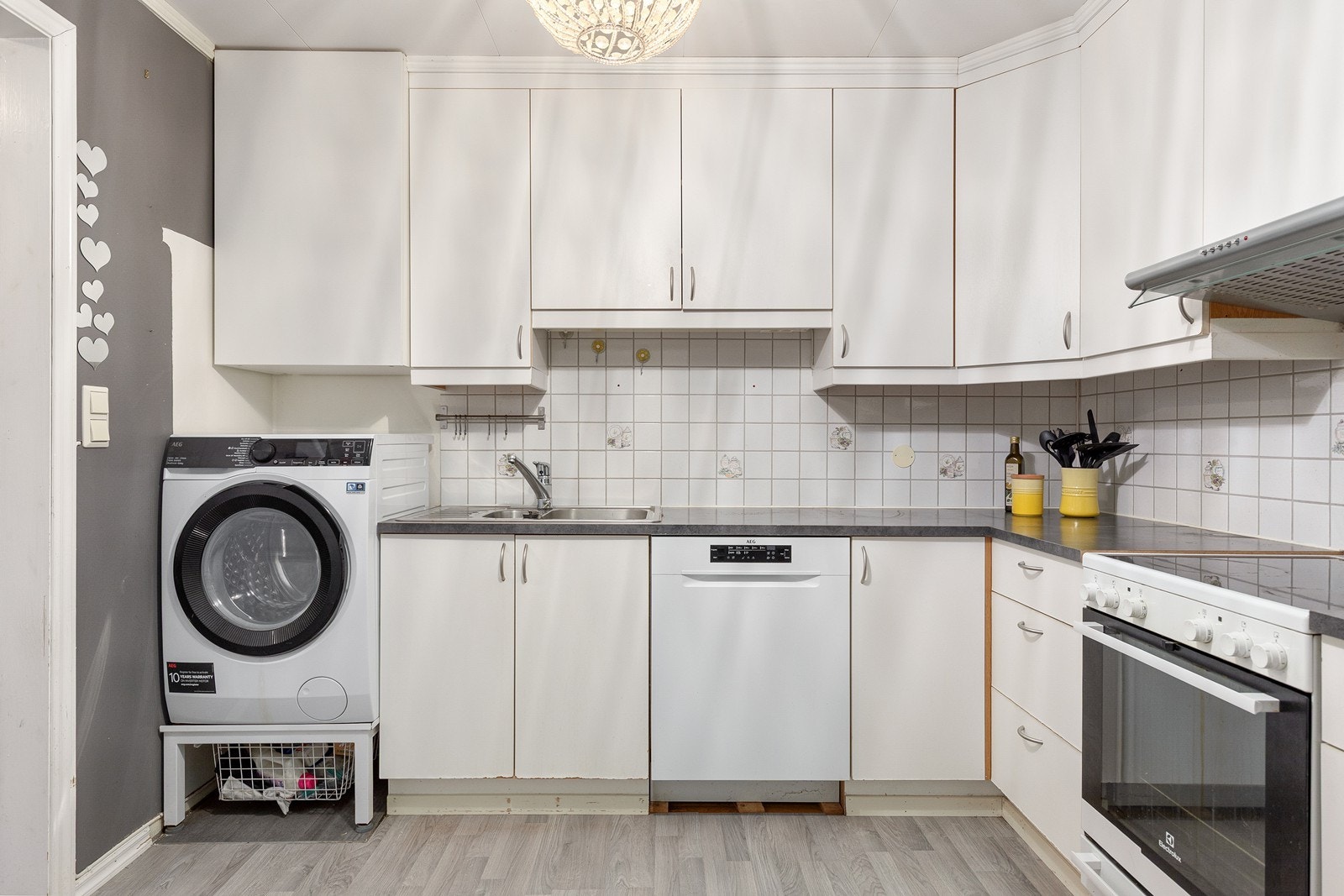 Her har ein frittståande komfyr og vaskemaskin. Ein har også plass til tørketrummel. Galleribilde