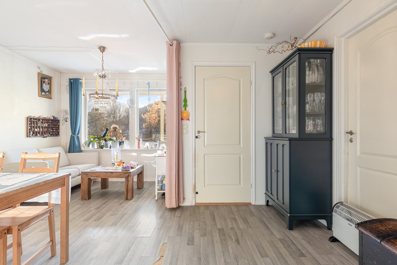 Lys og flott stove med gode vindaugsflater som sikrar godt lysinnslepp. Galleribilde