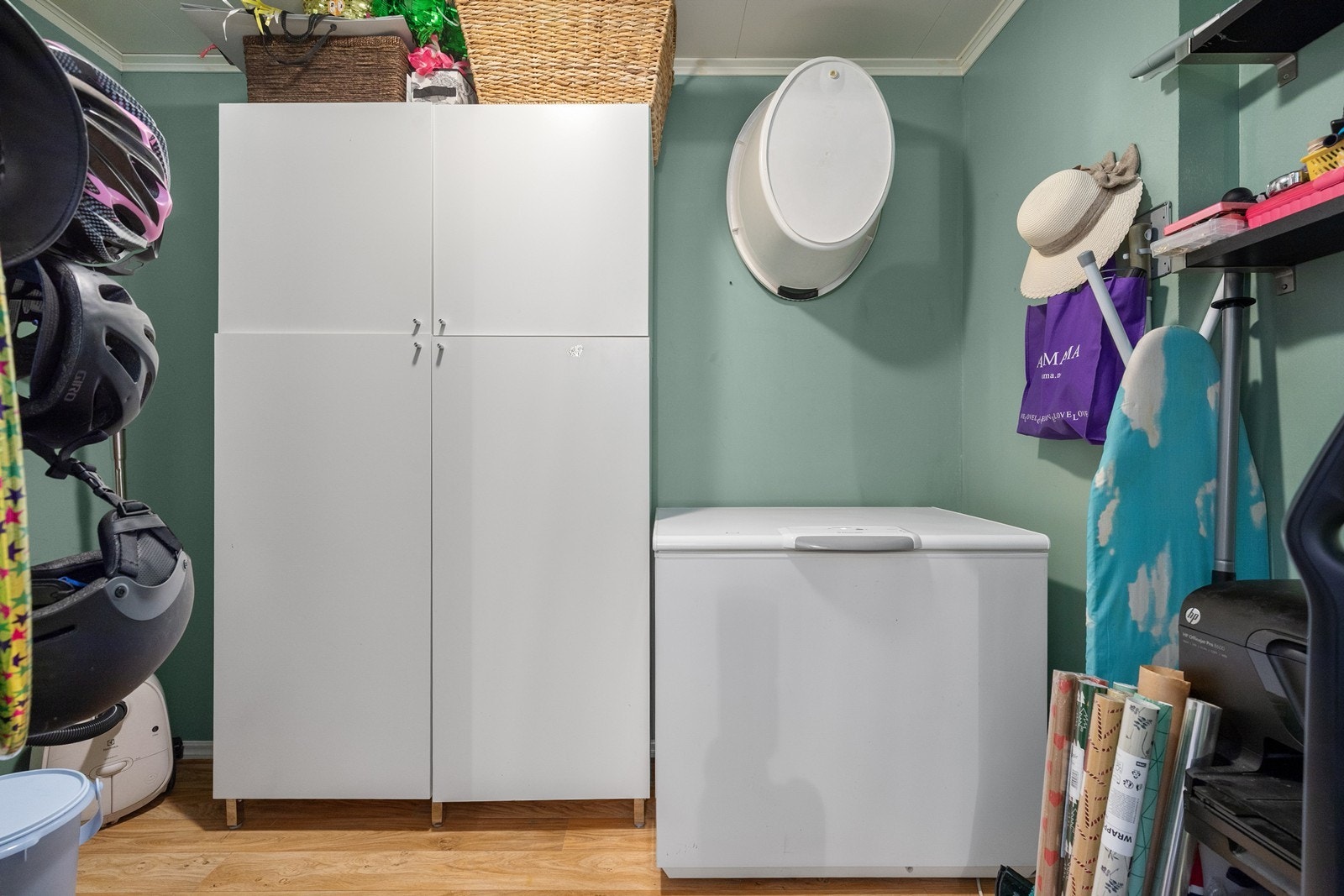 Frå kjøkenet har ein tilgang til ein romsleg bod med gode oppbevaringsmoglegheiter. Galleribilde