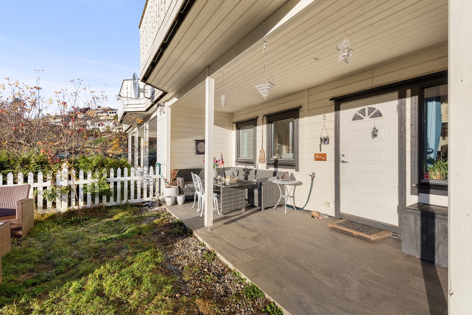 Utanfor leilegheita har du hage og eit flislagt inngangsparti med plass til utemøblement. Galleribilde