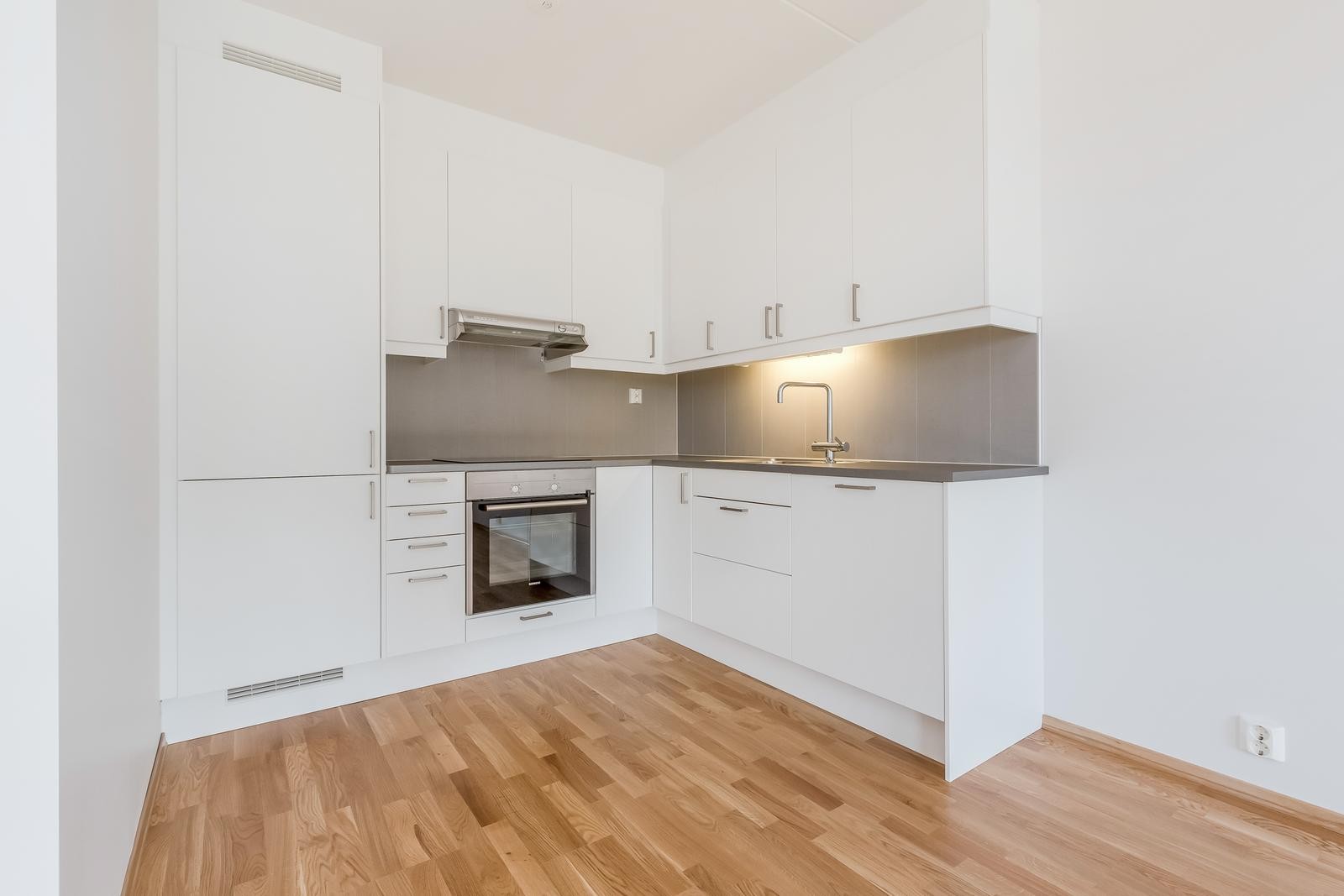 Flott kjøkken med integrerte hvitevarer. Galleribilde