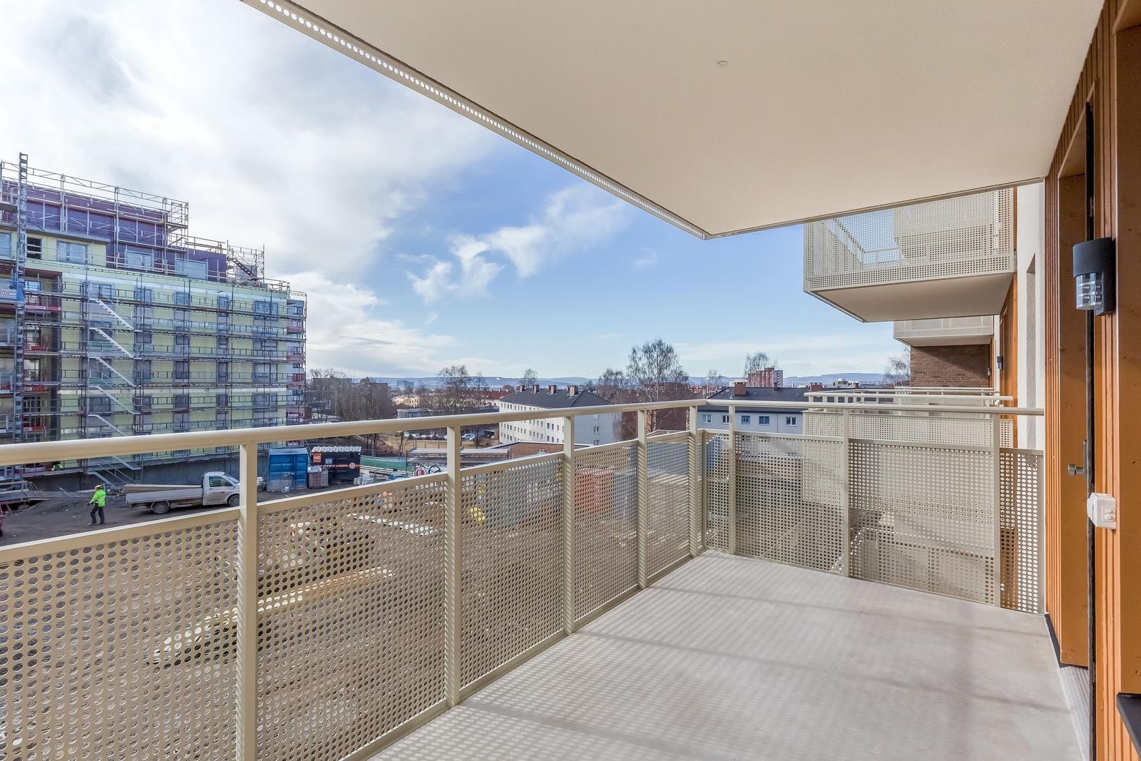 Stor balkong med sjøgløtt og flott utsikt over Oslo Galleribilde