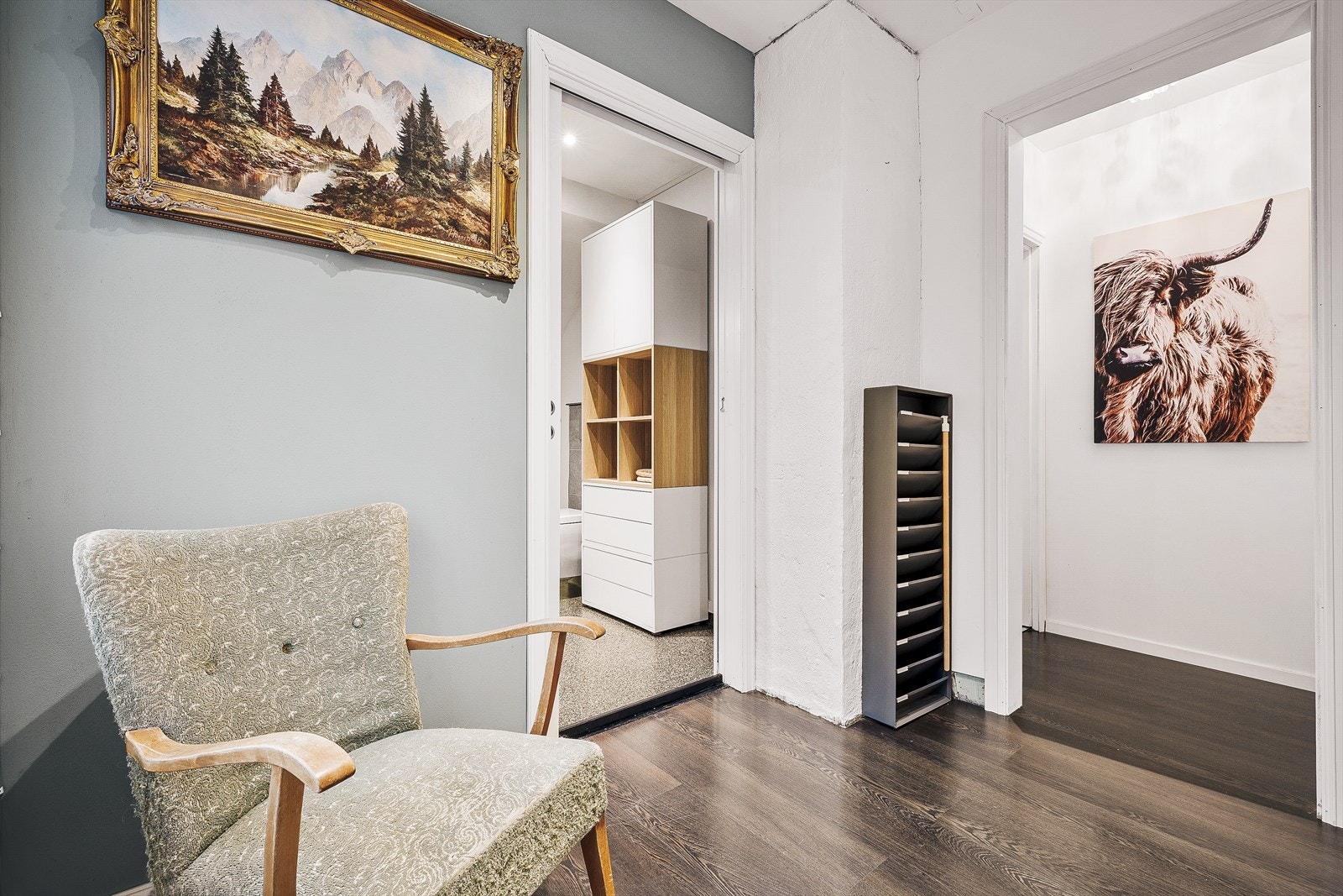 Gangen er malt i lyse og fine farger, og den gjør at rommene føles litt med adskilt og privat Galleribilde