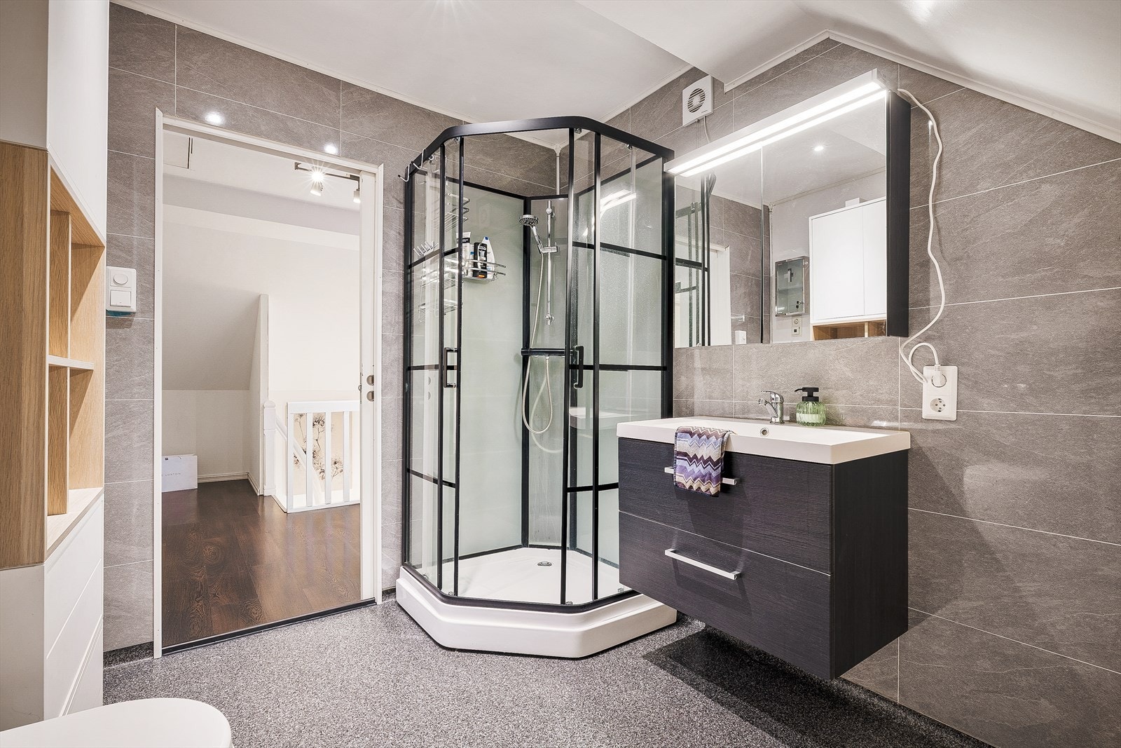 Etasjens bad er innredet i lik stil med det i 1. Etasje. Nedfelt servant og romslig dusjkabinett preger dette rommet. Også her er det oppvarmet med varmekabler Galleribilde