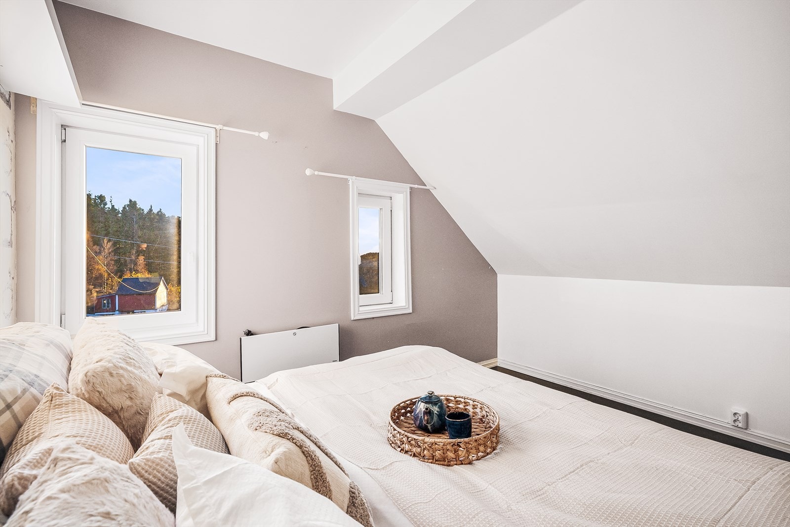 Vinduene slipper inn rikelig med lys, og står i stil med de lune fargene på rommet Galleribilde