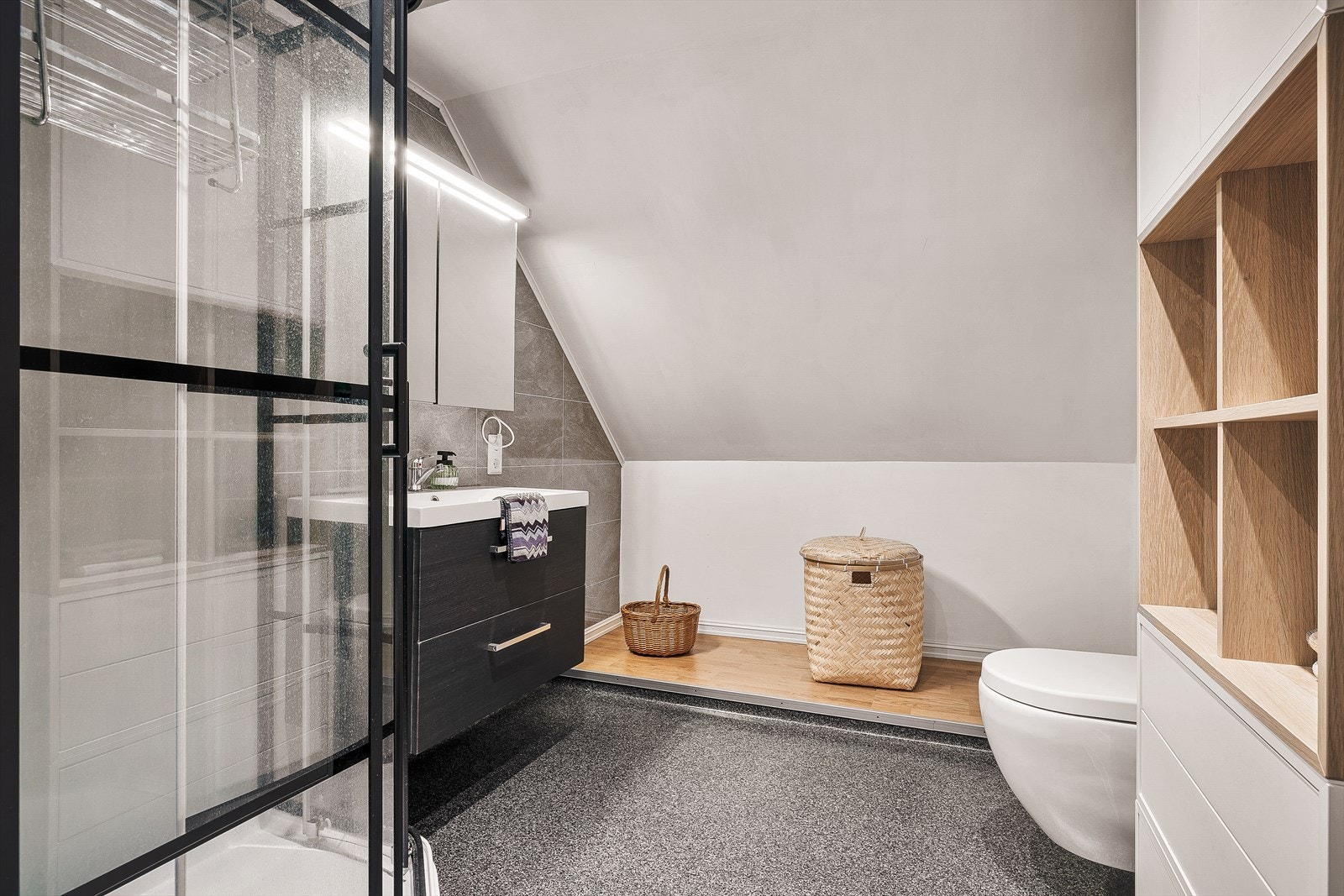 Badet måler 5,9m², og gir en romslig følelse med god oppbevaringsplass Galleribilde