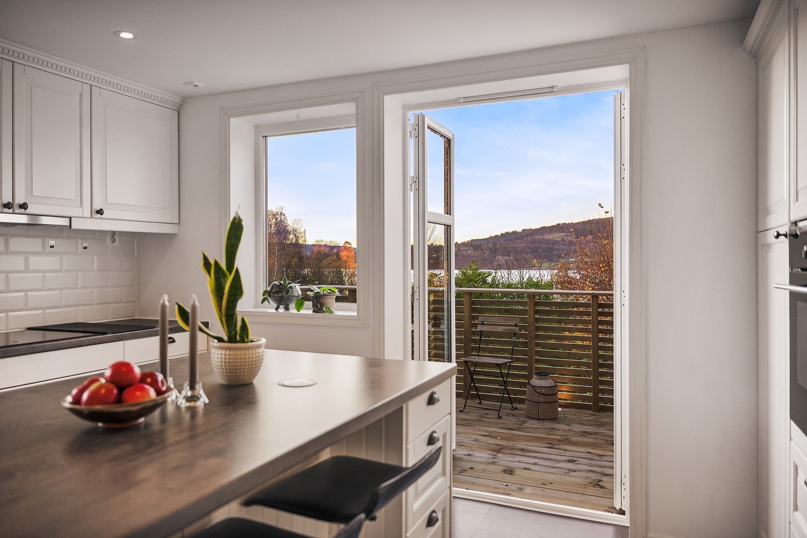 Her er det også direkte tilkomst til boligens andre terrasse, i liket med soverommet i etasjen Galleribilde