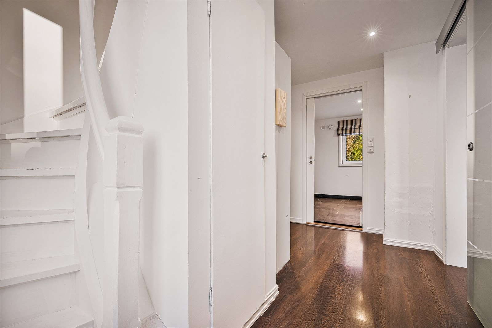 Trappegangen måler 8,6m² og er malt i lyse toner som gir en ordentlig hjemmefølelse. Her er det direkte tilkomst til boligens 2. Etasje, vaskerom, og videre inn til kjøkkenet Galleribilde