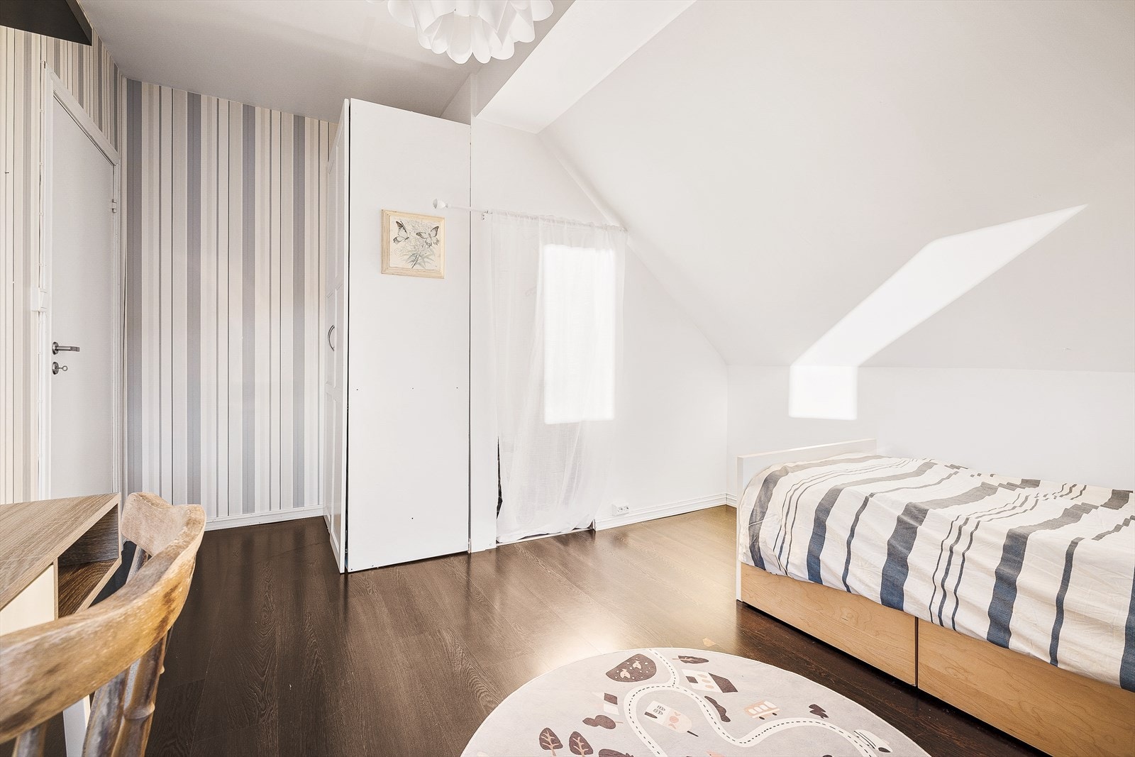 Rommet har sitt eget frittstående skap, i tillegg til en ekstra garderobeløsning bygget inn i veggen Galleribilde